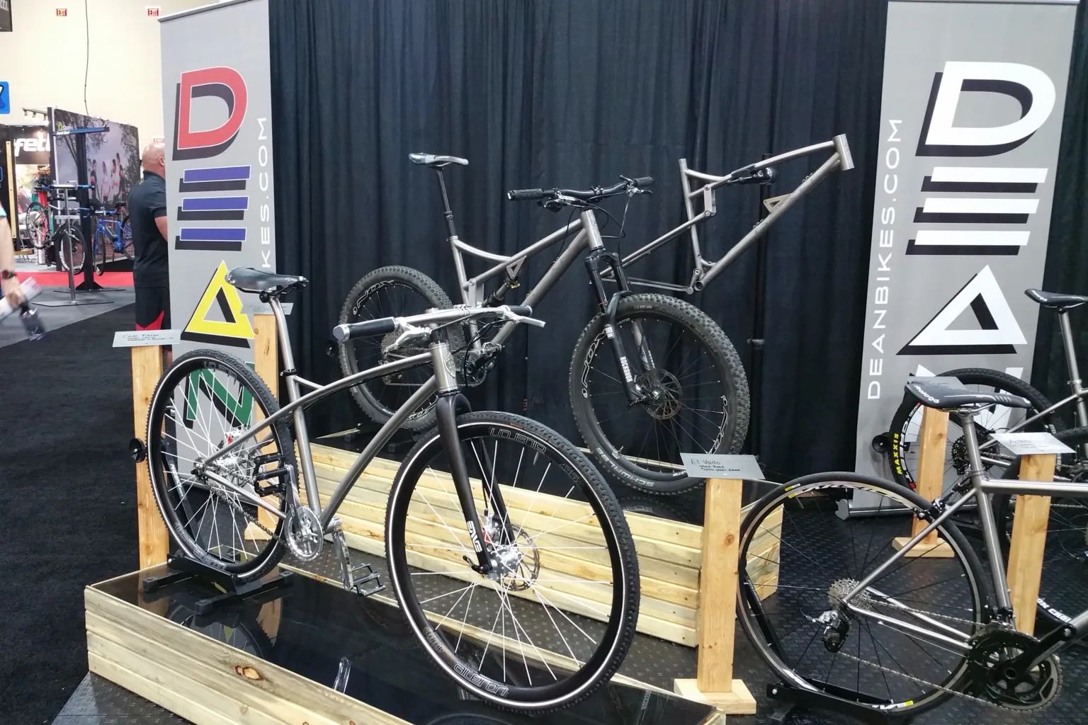 The DEAN Ti booth at a tradeshow