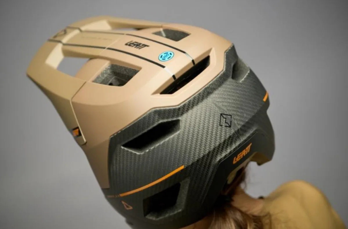 Leatt Gravity 5.0 full face, back