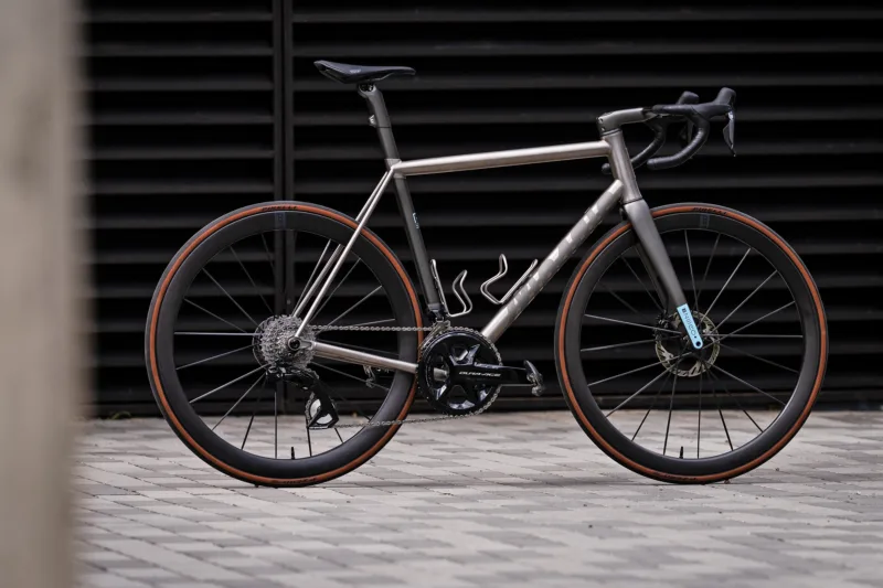 This $24k Mosaic RT-Zero Halo Shows Where Bikebuilder is Heading in Carbon & Titanium