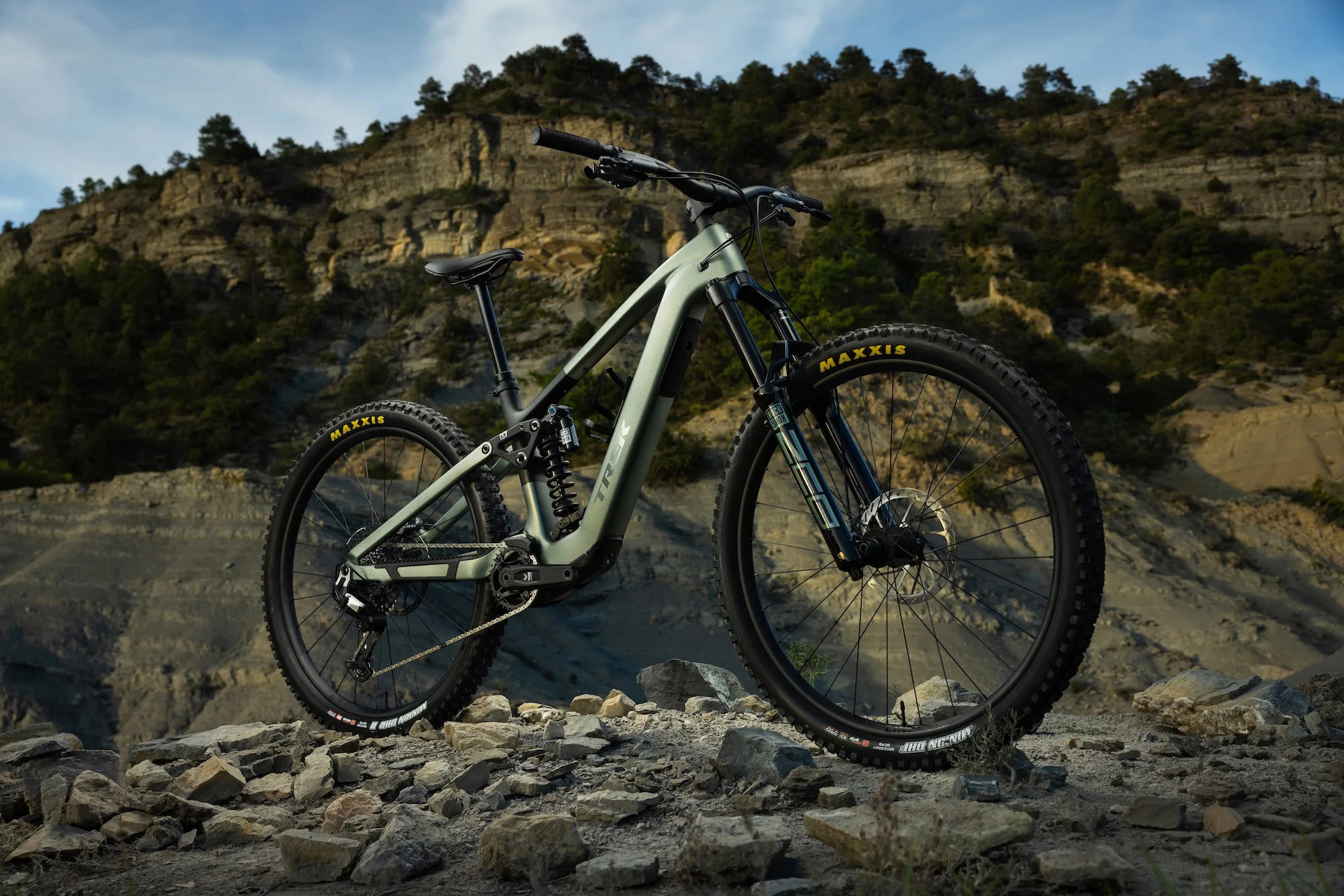 stock image of the Fuel+ LX from the front/side angle