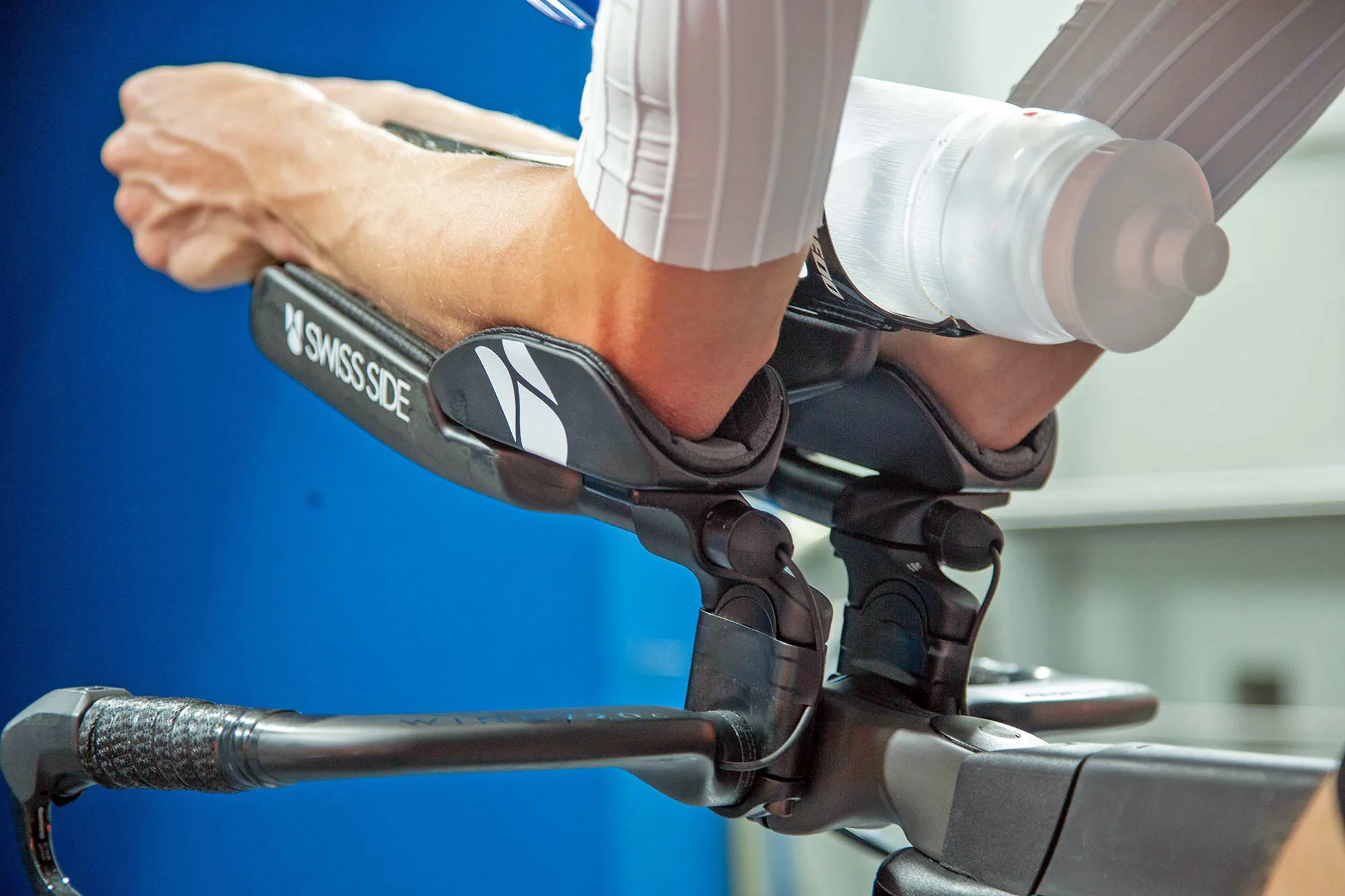 Swiss Swiss Aero Cockpit Triatlón aerodinámico y extensiones de contrarreloj, con una botella de agua