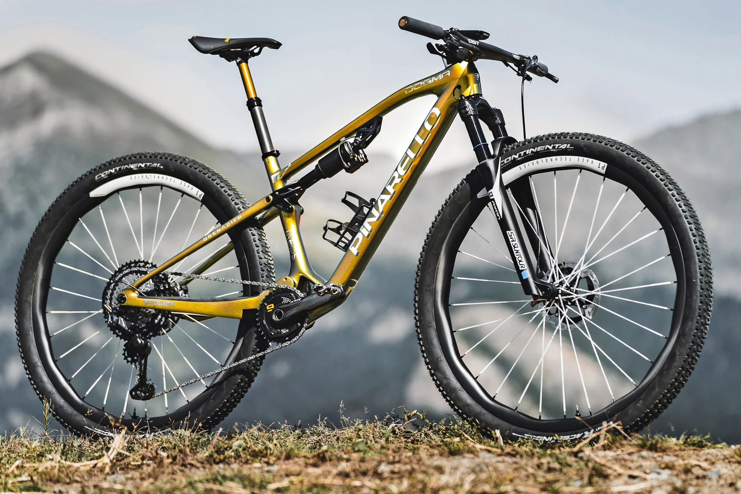 Prototipo de carrera de helio vertical Ultralight Carbon Dropper Se siller, foto de Radek Kašík para INEOS, Pidcock's Gold Pinarello Dogma XC para 2024 UCI World Championship en Andorra, angulada