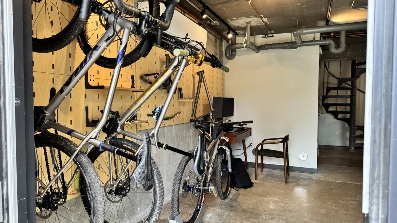Bicicletas virales nuevas bicicletas de escaparate colgando
