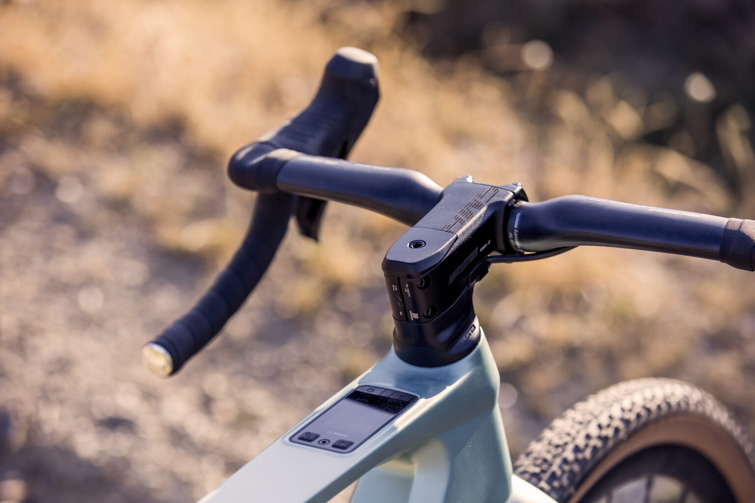 Stem and handle bars on the iGravelX NX