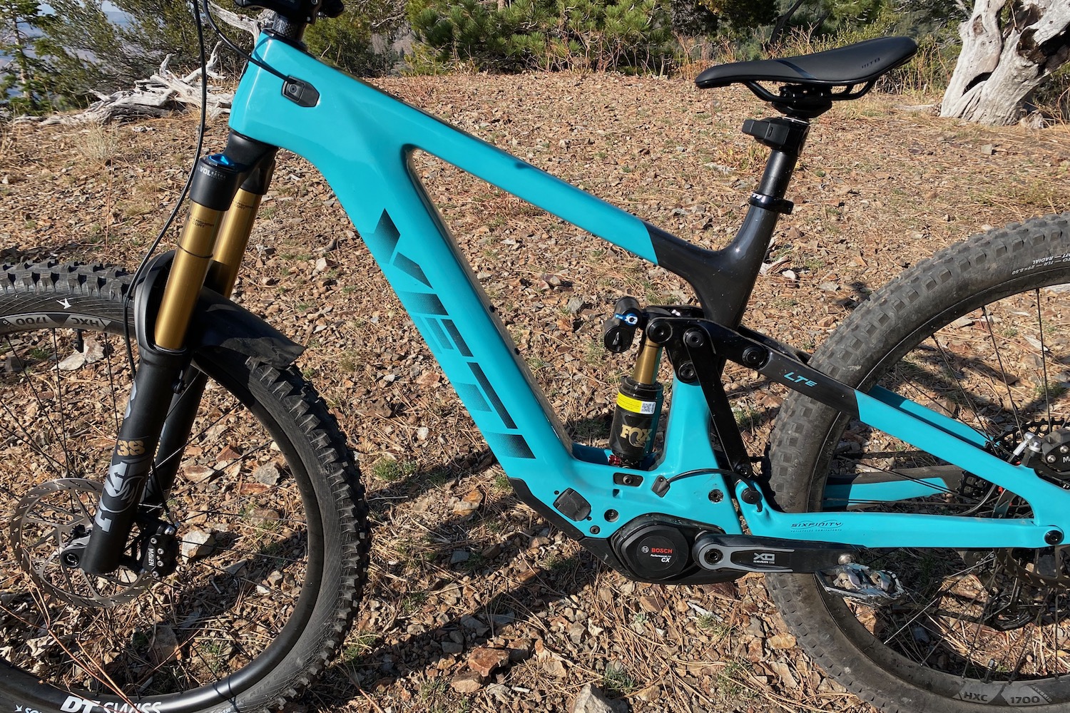 Closer view of the Yeti LTe frame and component spec.