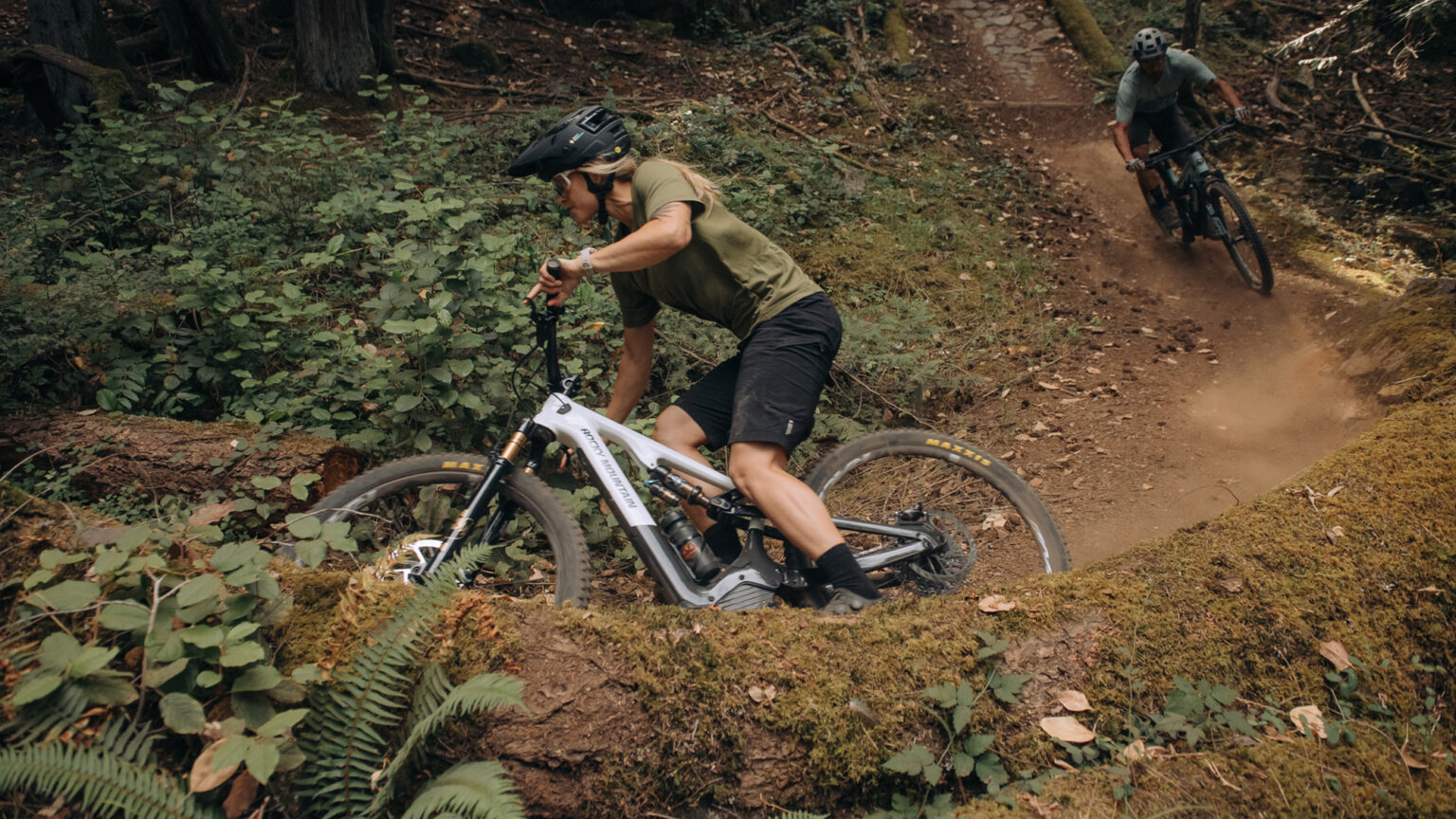 Carving a berm on the Instinct Powerplay SL with updated drive unit