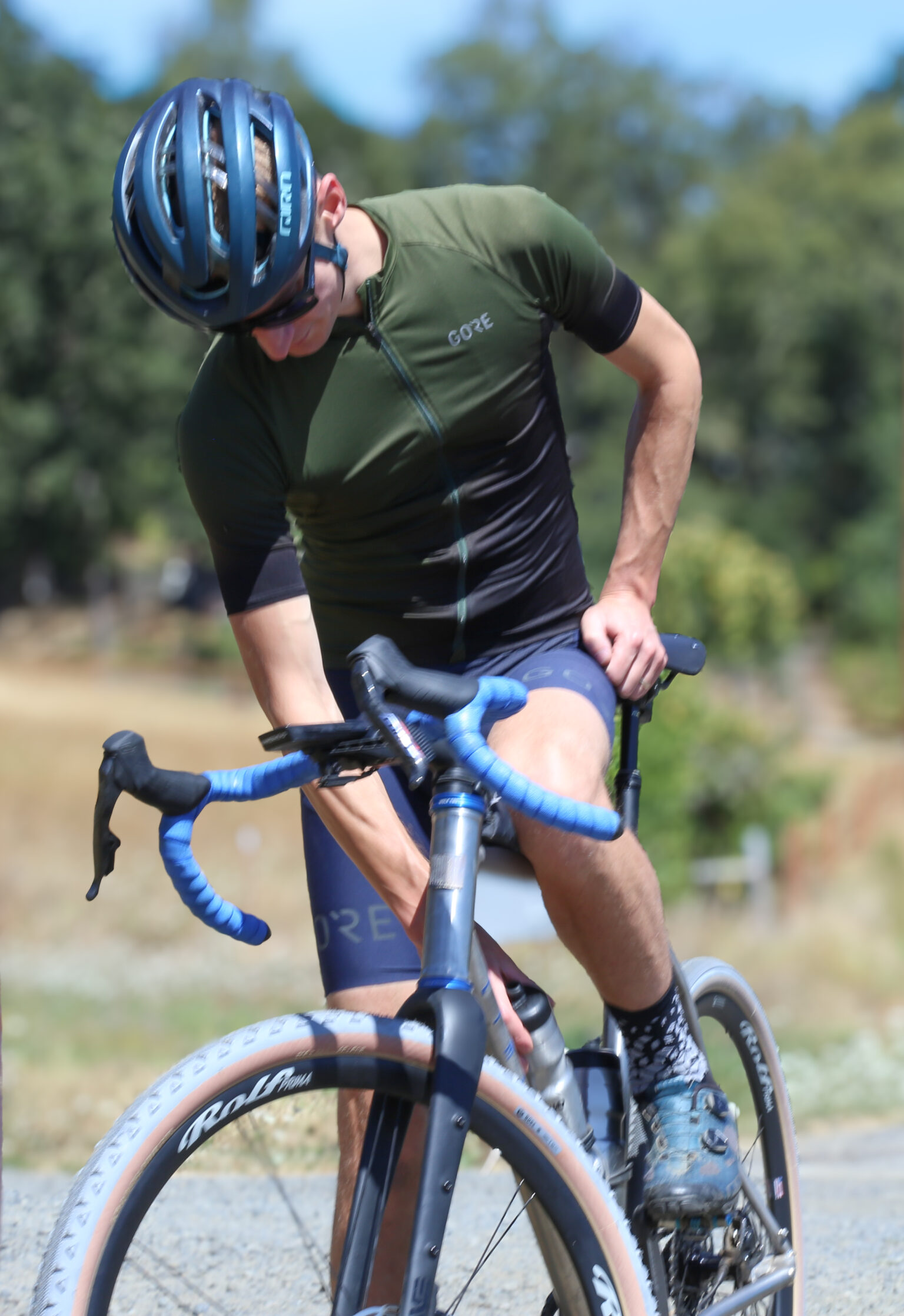 Road cyclist stopped with the Vigor AR Wheels on his bike