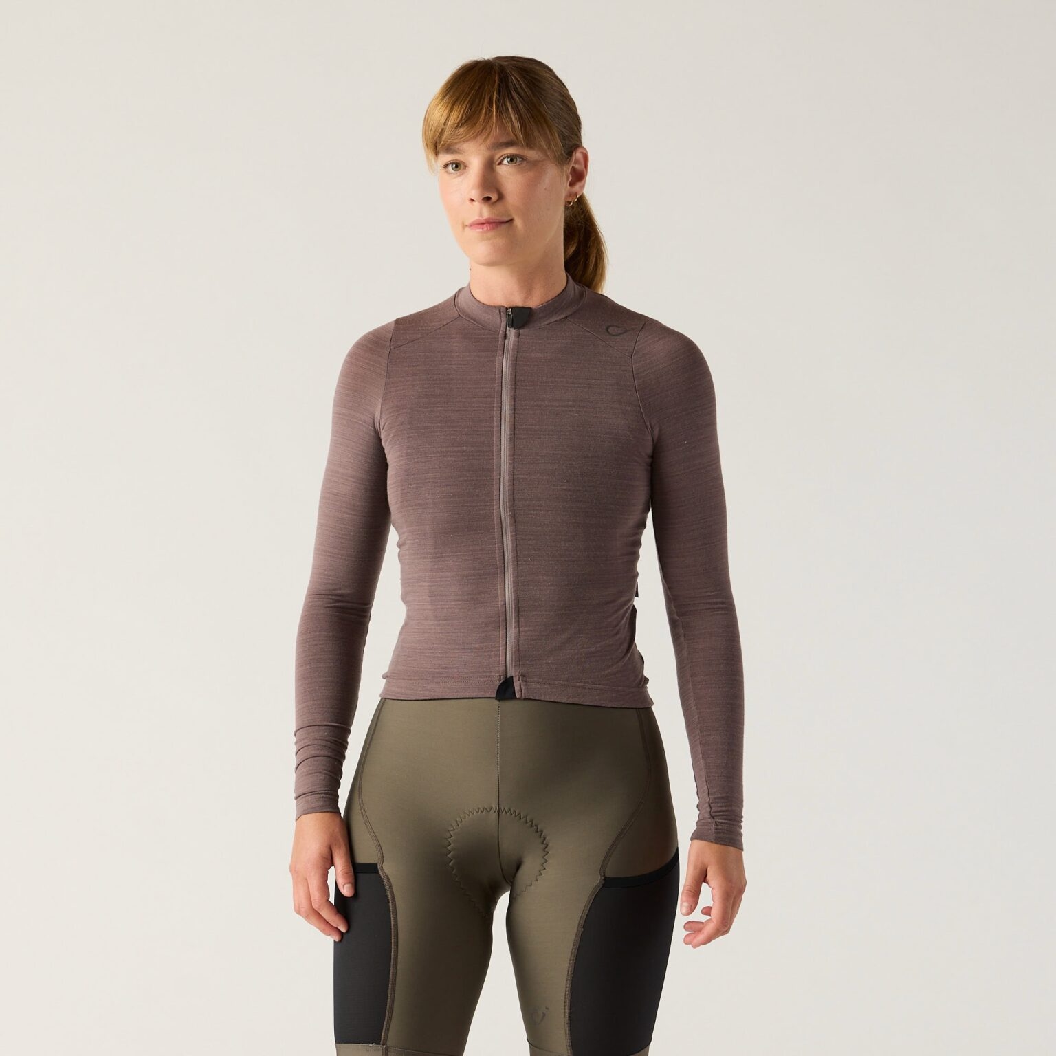 syudio image of a woman wearing the LUXE Merino long sleeve jersey.