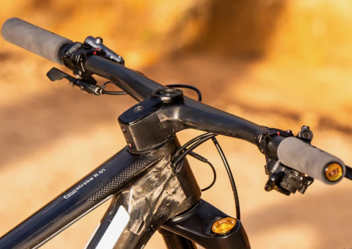 BMC-ICS-Carbon-XC-cockpit