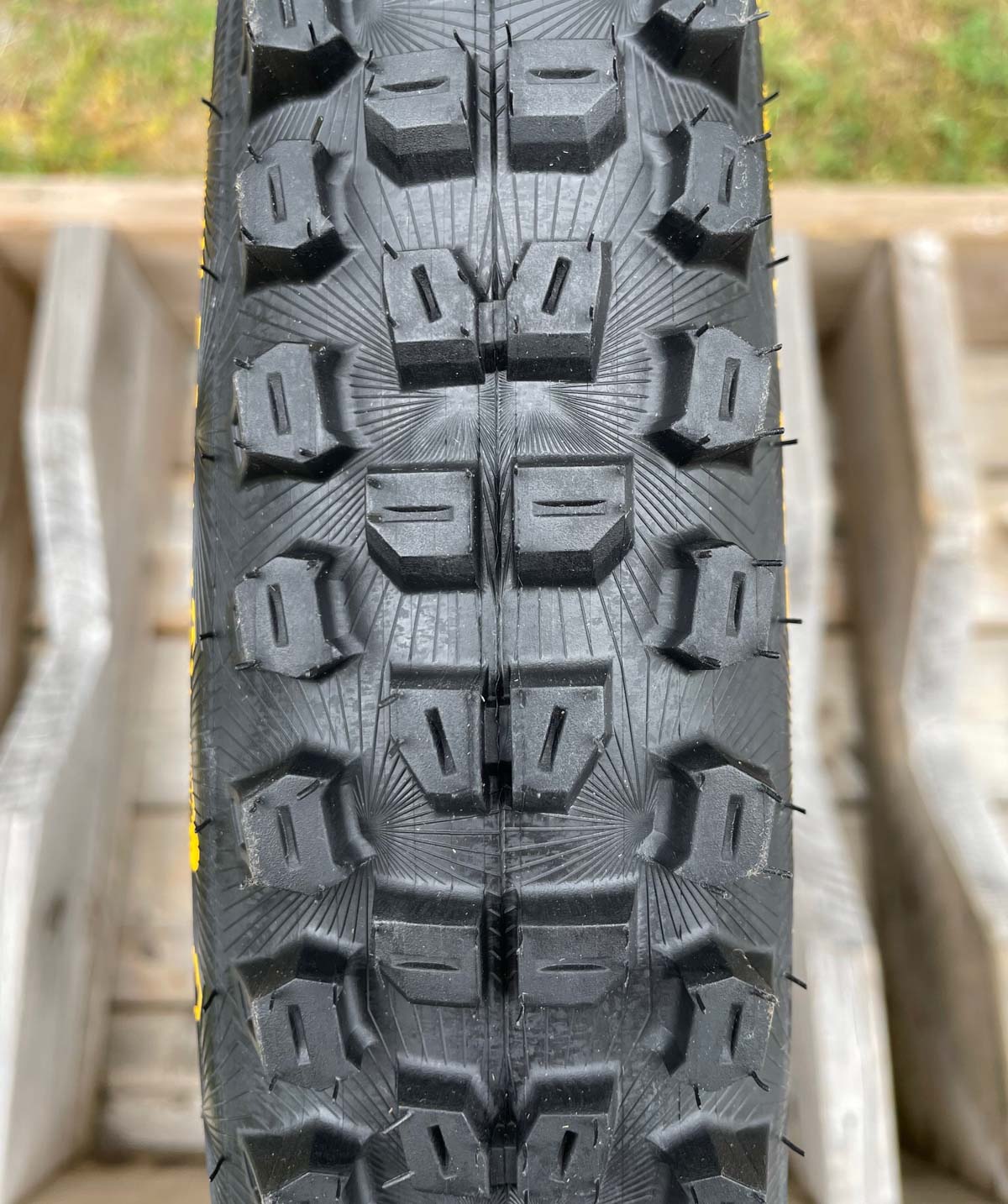 Continental Kryptotal Re, Tread