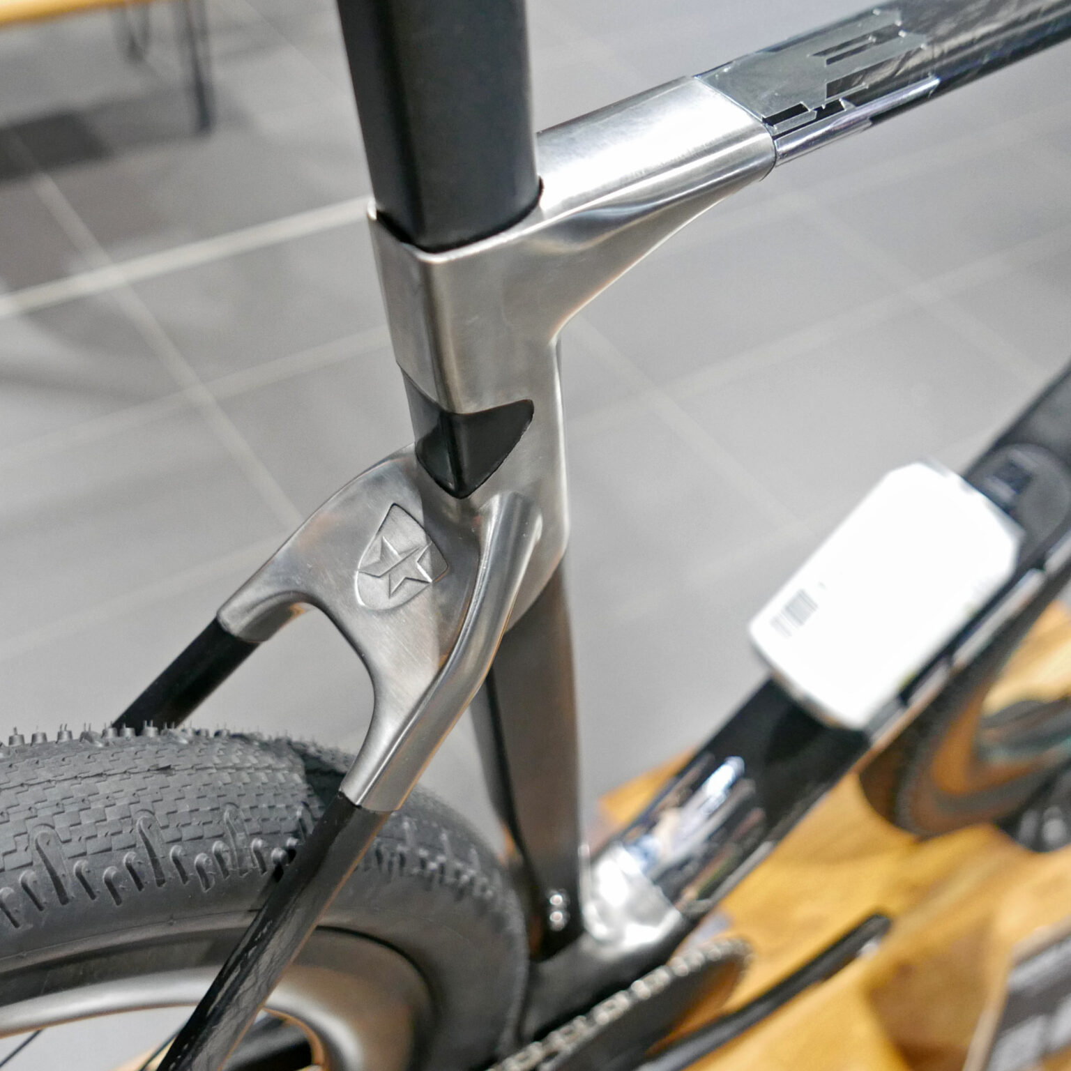 Kocmo Grvl Beast prototype hybrid construction titanium & carbon gravel bike, dropped seatstays
