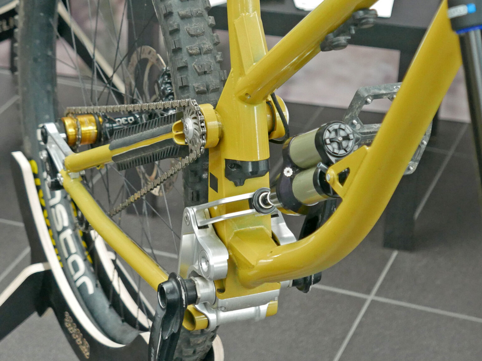 Zoceli Vysoko 170mm high-pivot steel hard enduro freeride bike with hidden internal split-drive, clean outside
