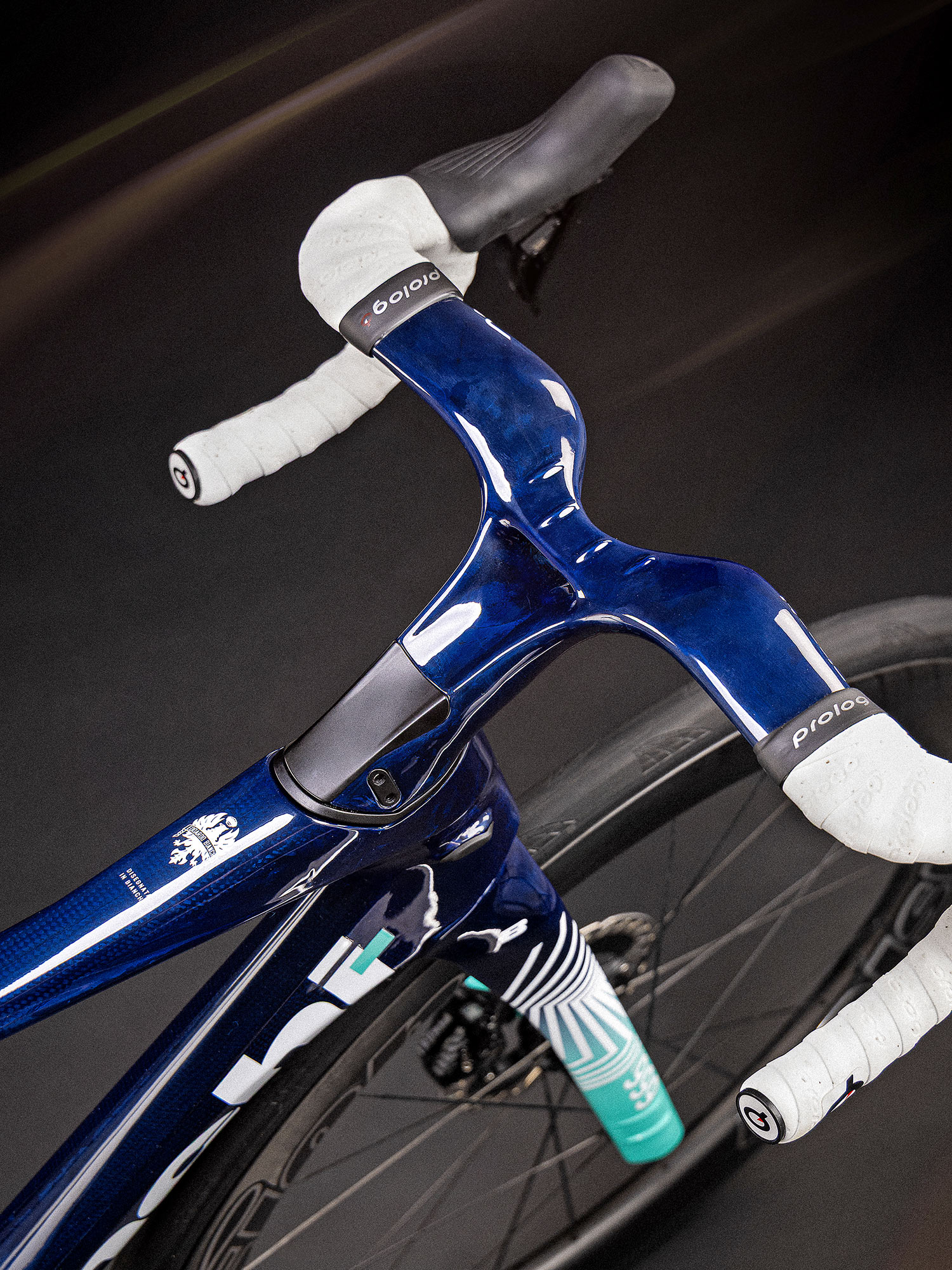 2026 Bianchi Oltre RC Team Bahrain Victorious aero road bike, cockpit detail