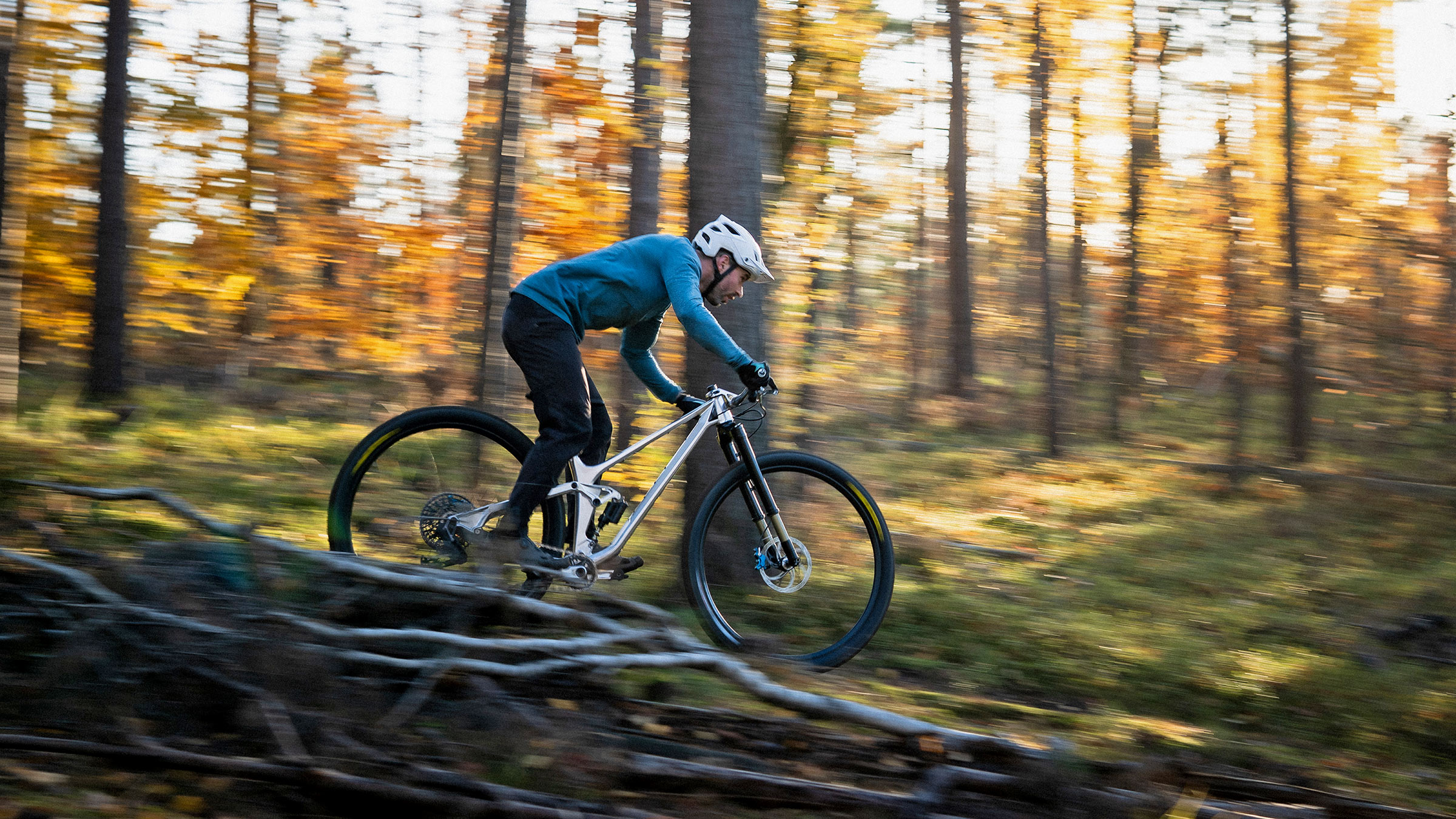 Actofive I-Train 32" CNC-machined alloy full-suspension trail bike, Simon riding in the Dresden heide