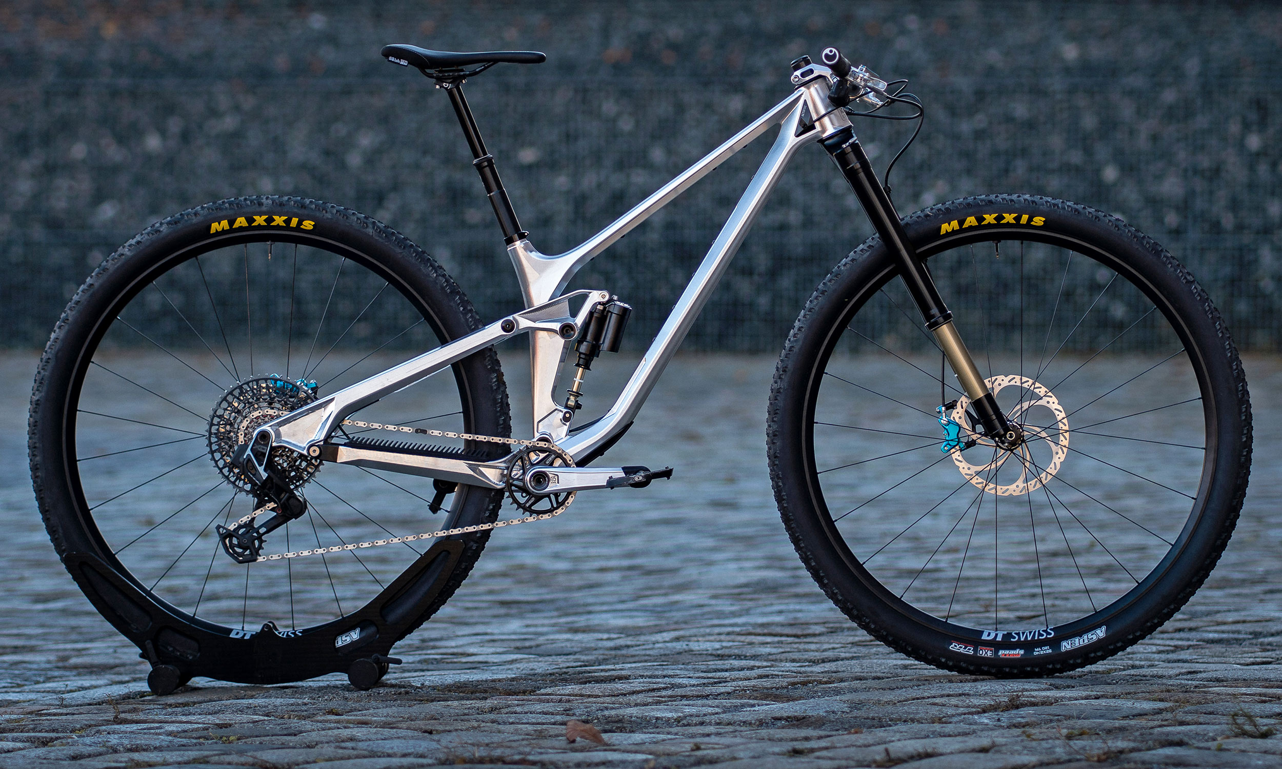 Actofive I-Train 32" CNC-machined alloy full-suspension trail bike, complete