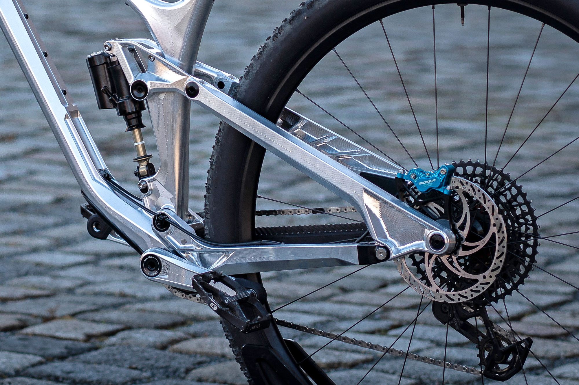 Actofive I-Train 32" CNC-machined alloy full-suspension trail bike, adjustable suspension detail