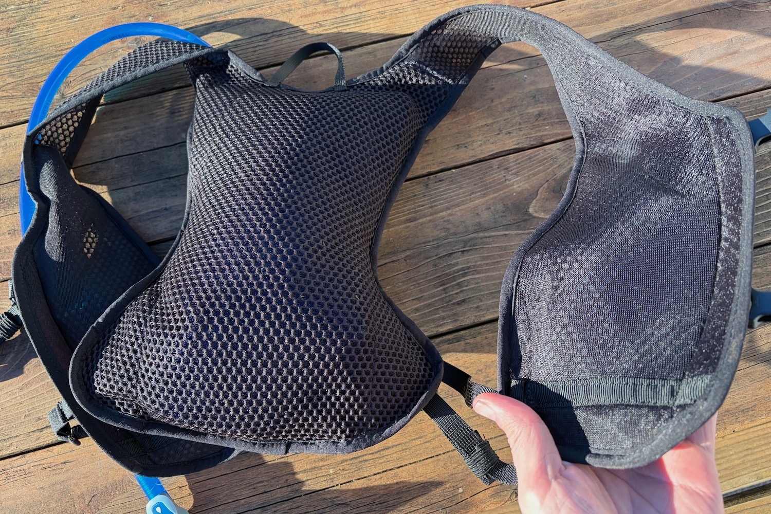 the grid mesh backing of the straps and back panel on the Chase Race 4 vest