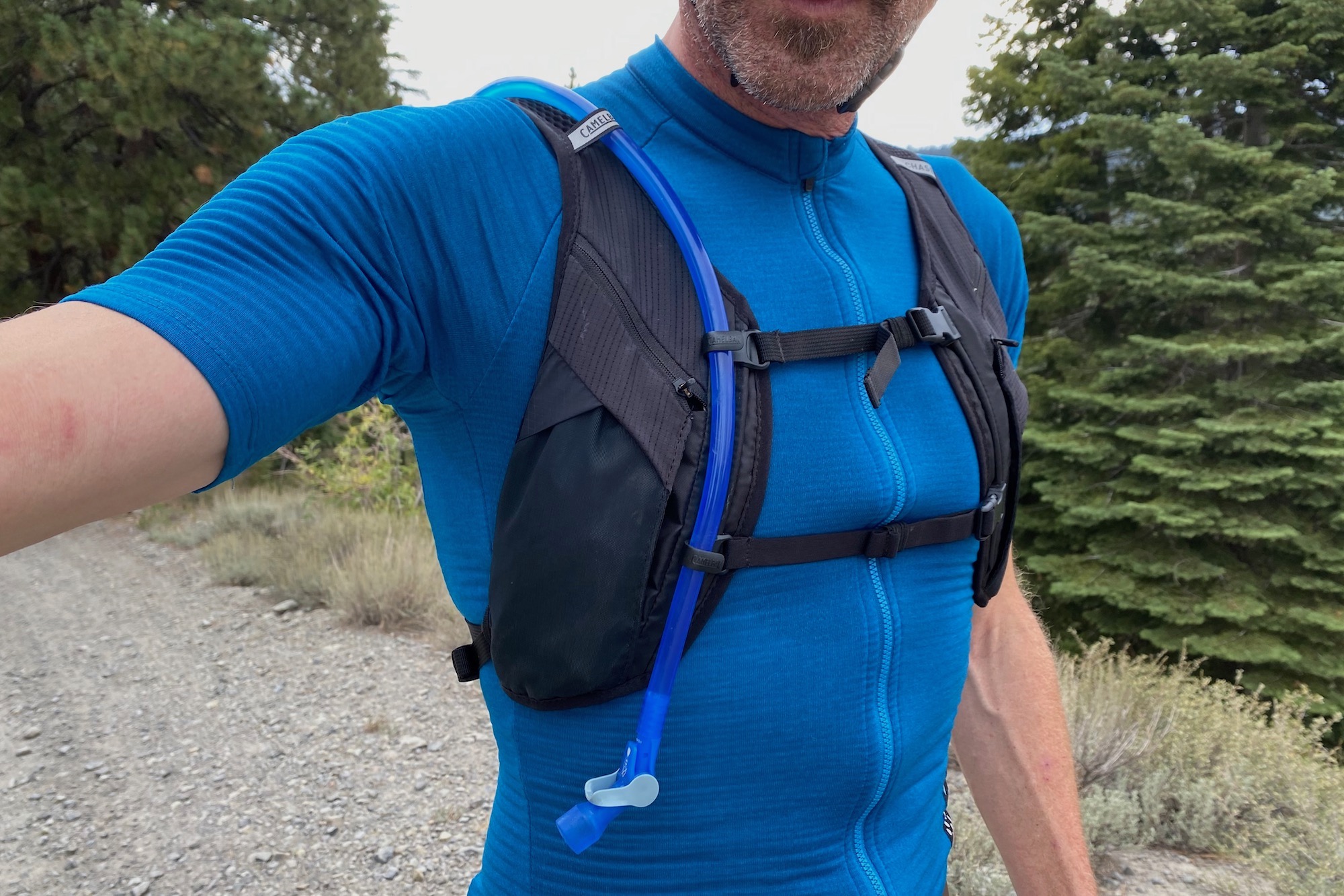 the downward orientation of the Camelback hose on the Chase Race 4