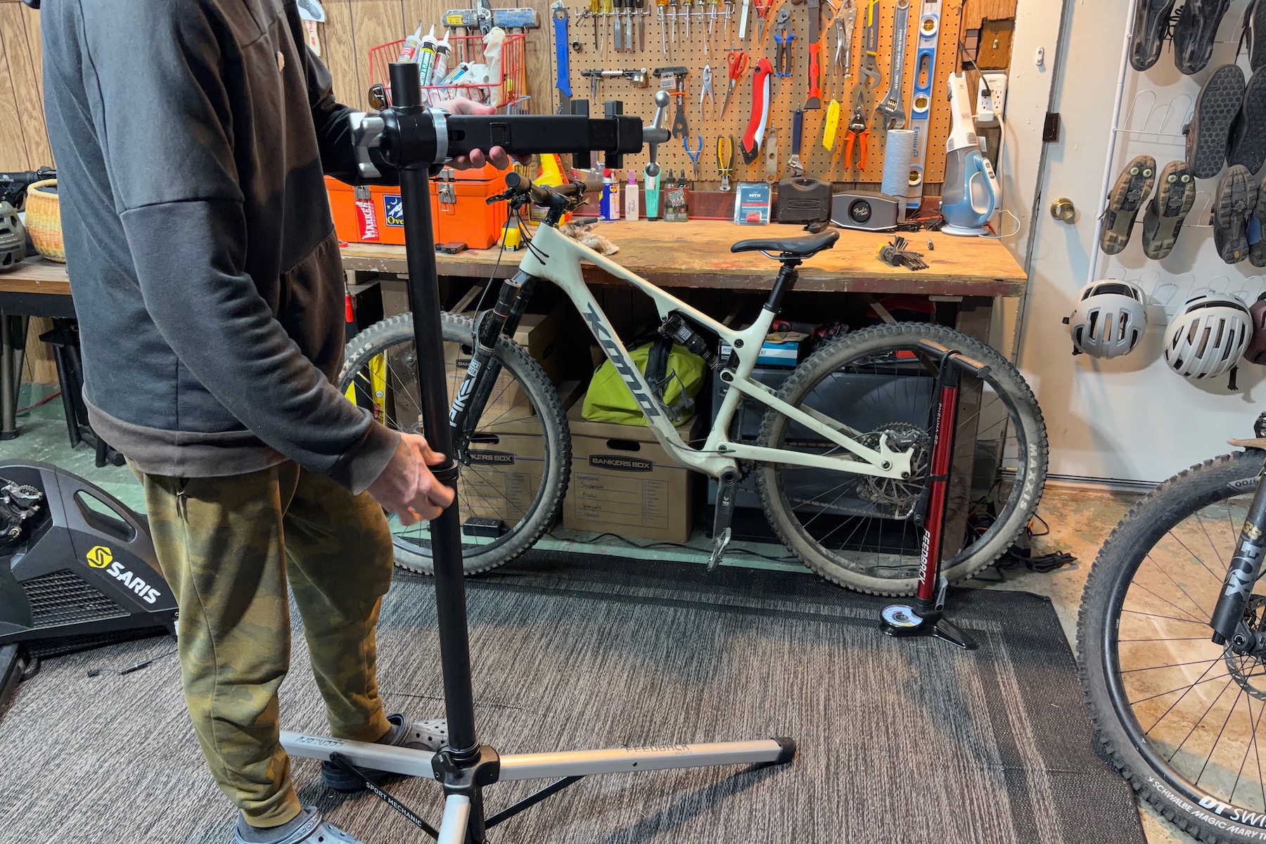 Suggestions Sports activities Sport Mechanic 2.0 Restore Stand Evaluate 18 Tightening the upper collar on the telescoping mast of the Feedback Sport Mechanic 2.0 work stand.