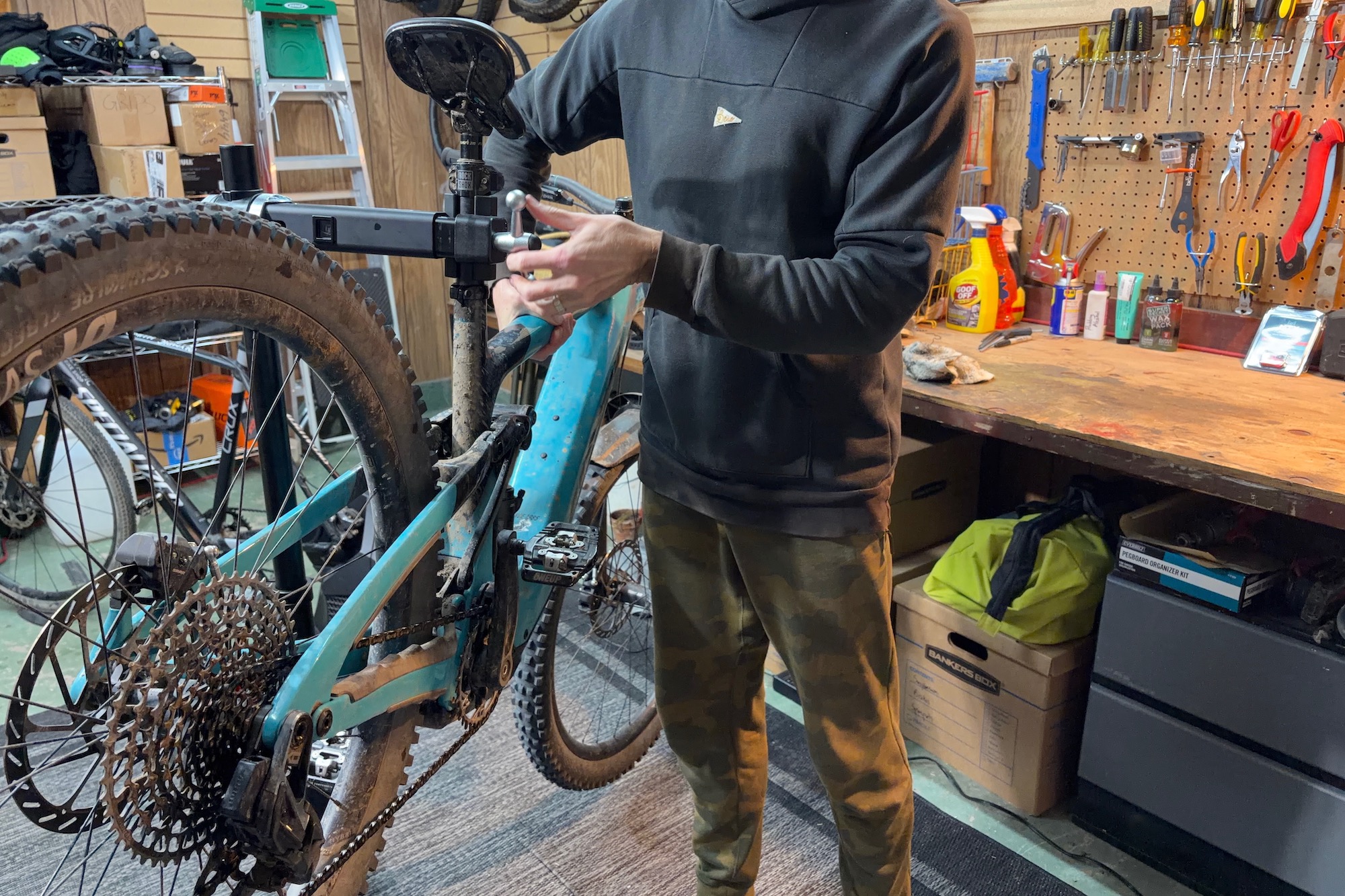 Suggestions Sports activities Sport Mechanic 2.0 Restore Stand Evaluate 8 tightening the clamp jaws on the sport mechanic 2.0 work stand to hold an electric mountain bike.