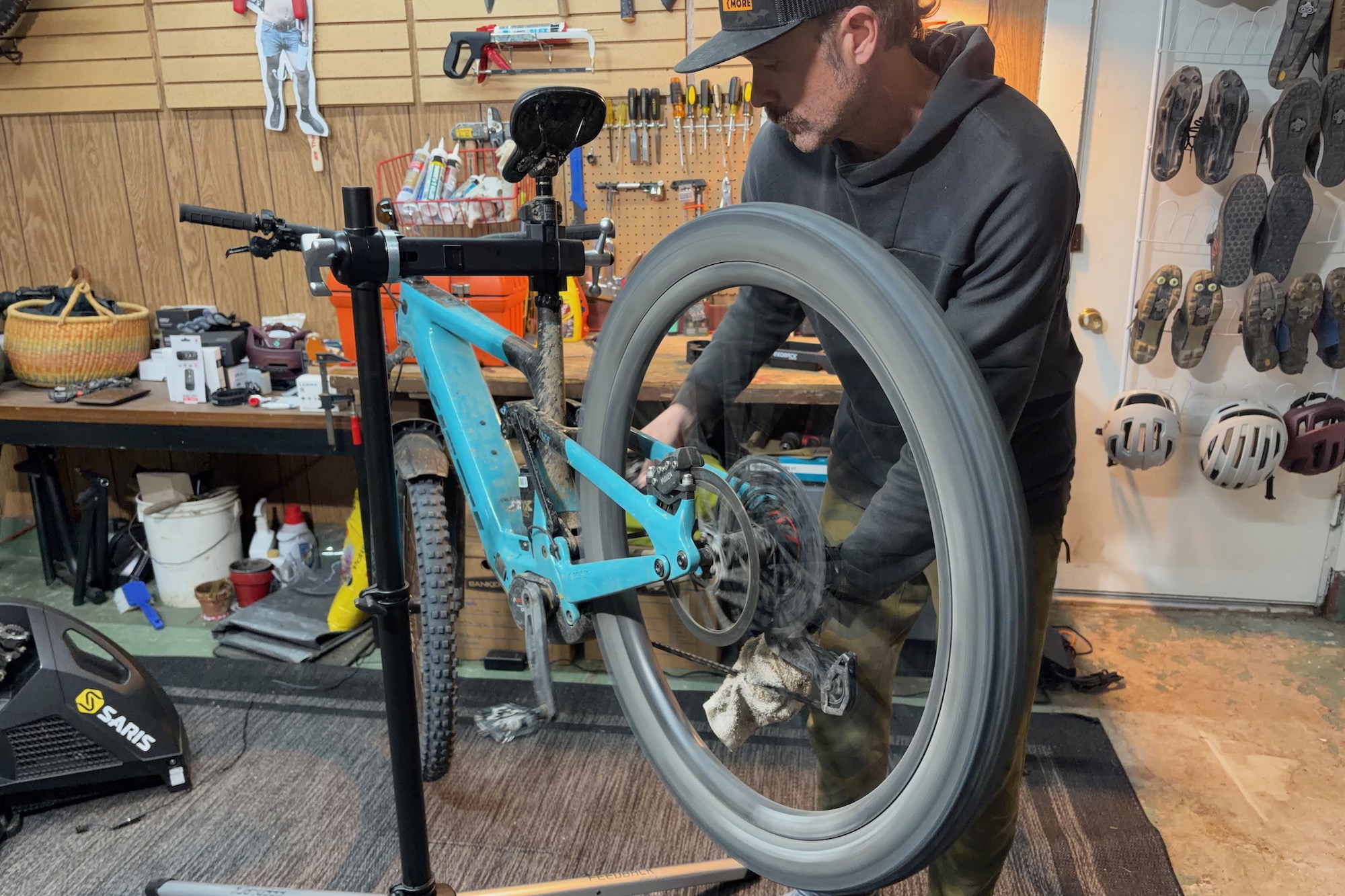 Suggestions Sports activities Sport Mechanic 2.0 Restore Stand Evaluate 10 Cleaning the drivetrain of the Yeti LTe in the Feedback Sport Mechanic 2.0 work stand