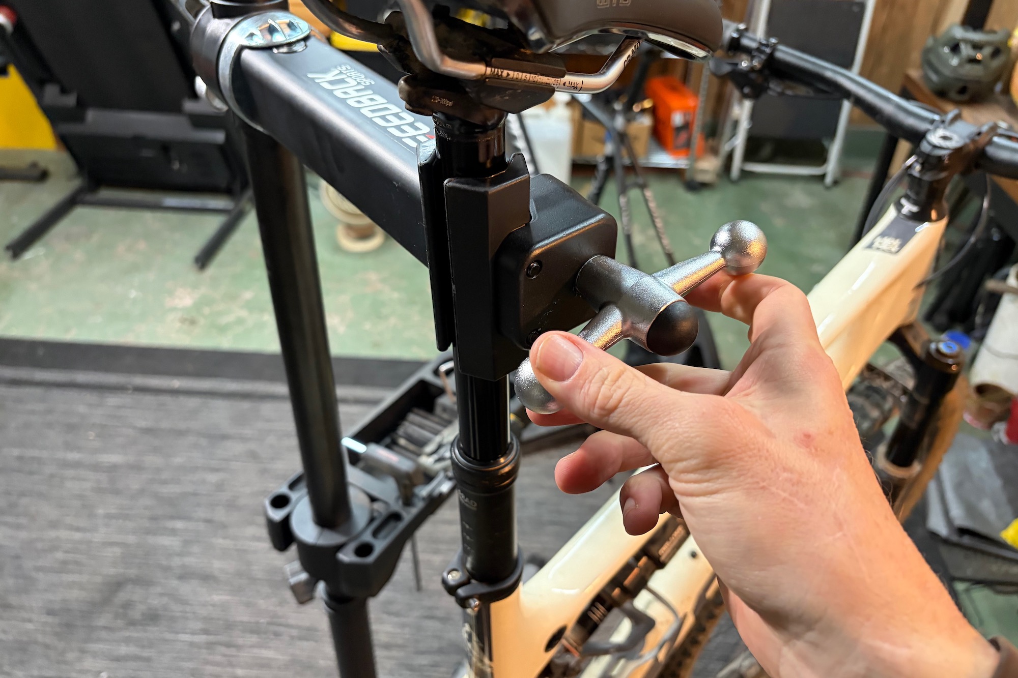 Suggestions Sports activities Sport Mechanic 2.0 Restore Stand Evaluate 2 Tightening the clamp on the Sport Mechanic 2.0 stand