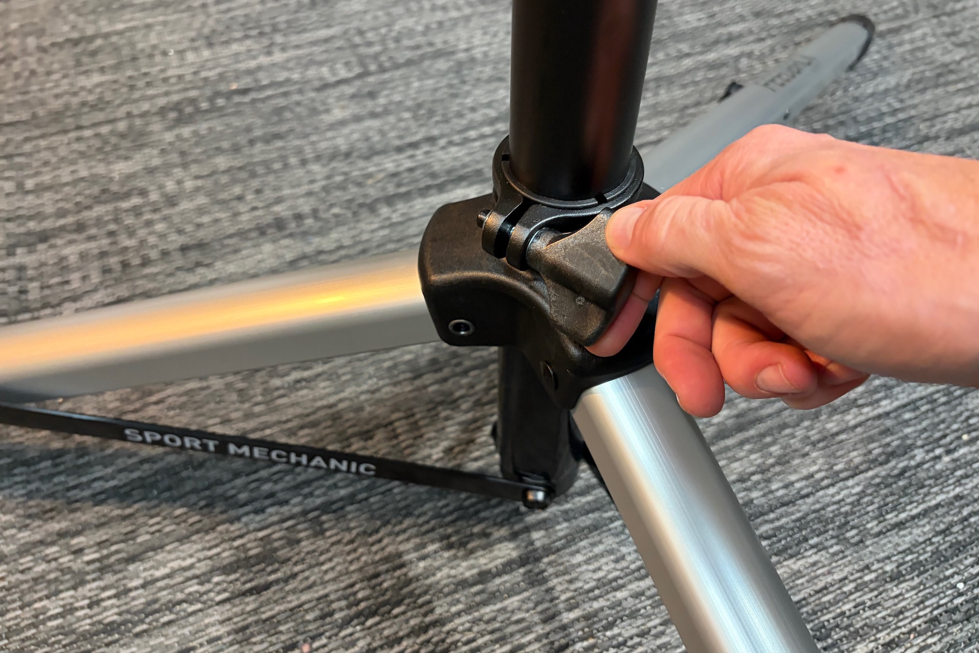 Suggestions Sports activities Sport Mechanic 2.0 Restore Stand Evaluate 1 tightening the Z-knob on the collar to secure the tripod legs on the Sport Mechnic work stand
