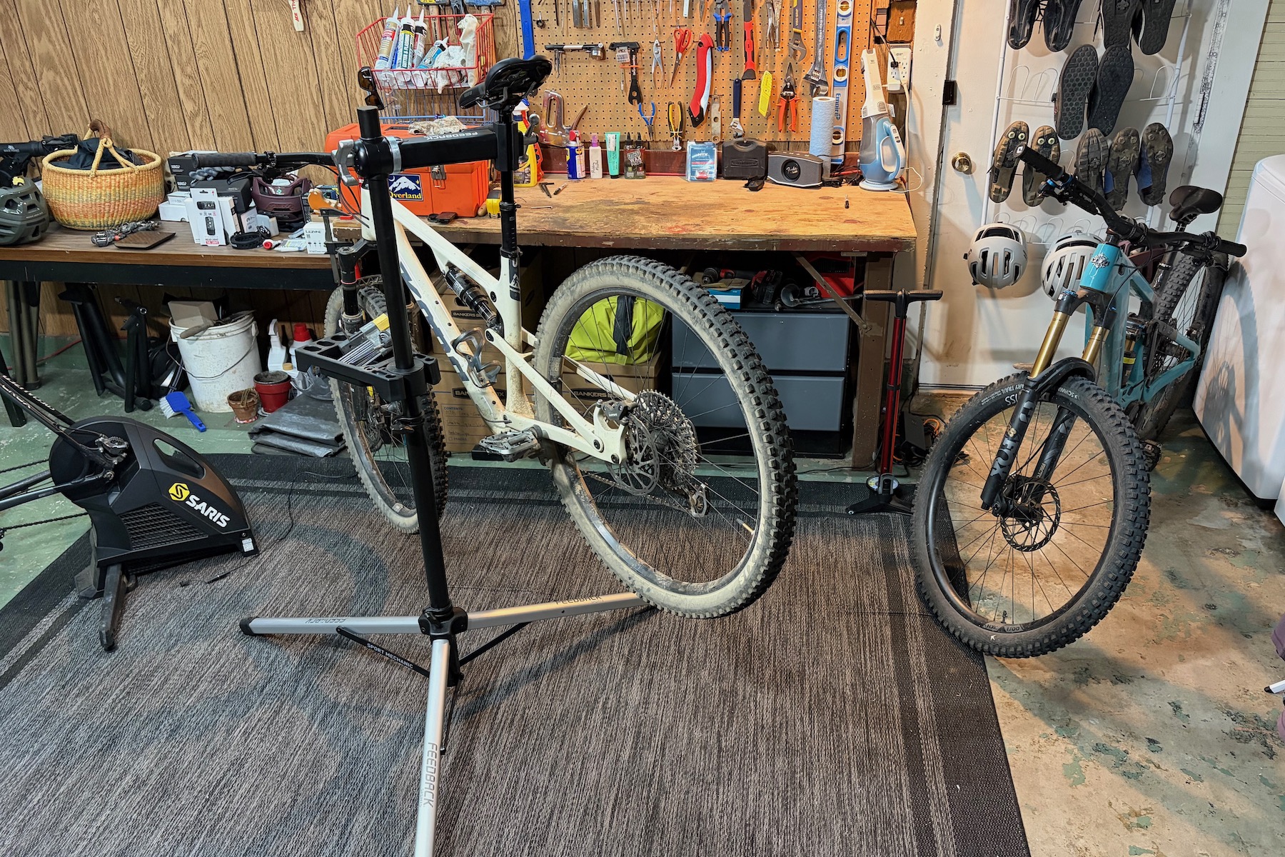 Suggestions Sports activities Sport Mechanic 2.0 Restore Stand Evaluate 4 The Feedback Sport Mechanic 2.0 work stand holding a Kona mountain bike.
