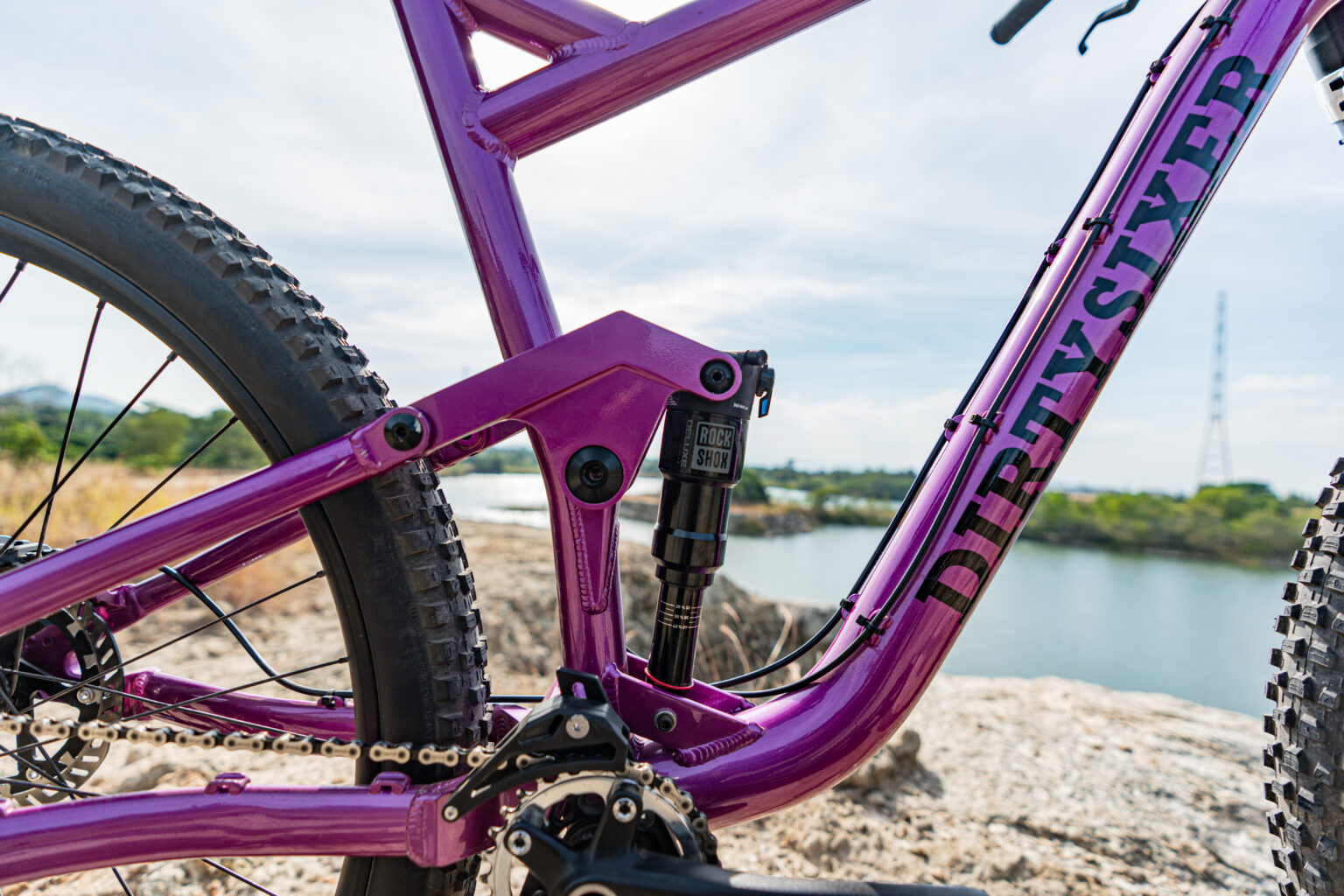 DirtySixer is using a four-bar suspension
