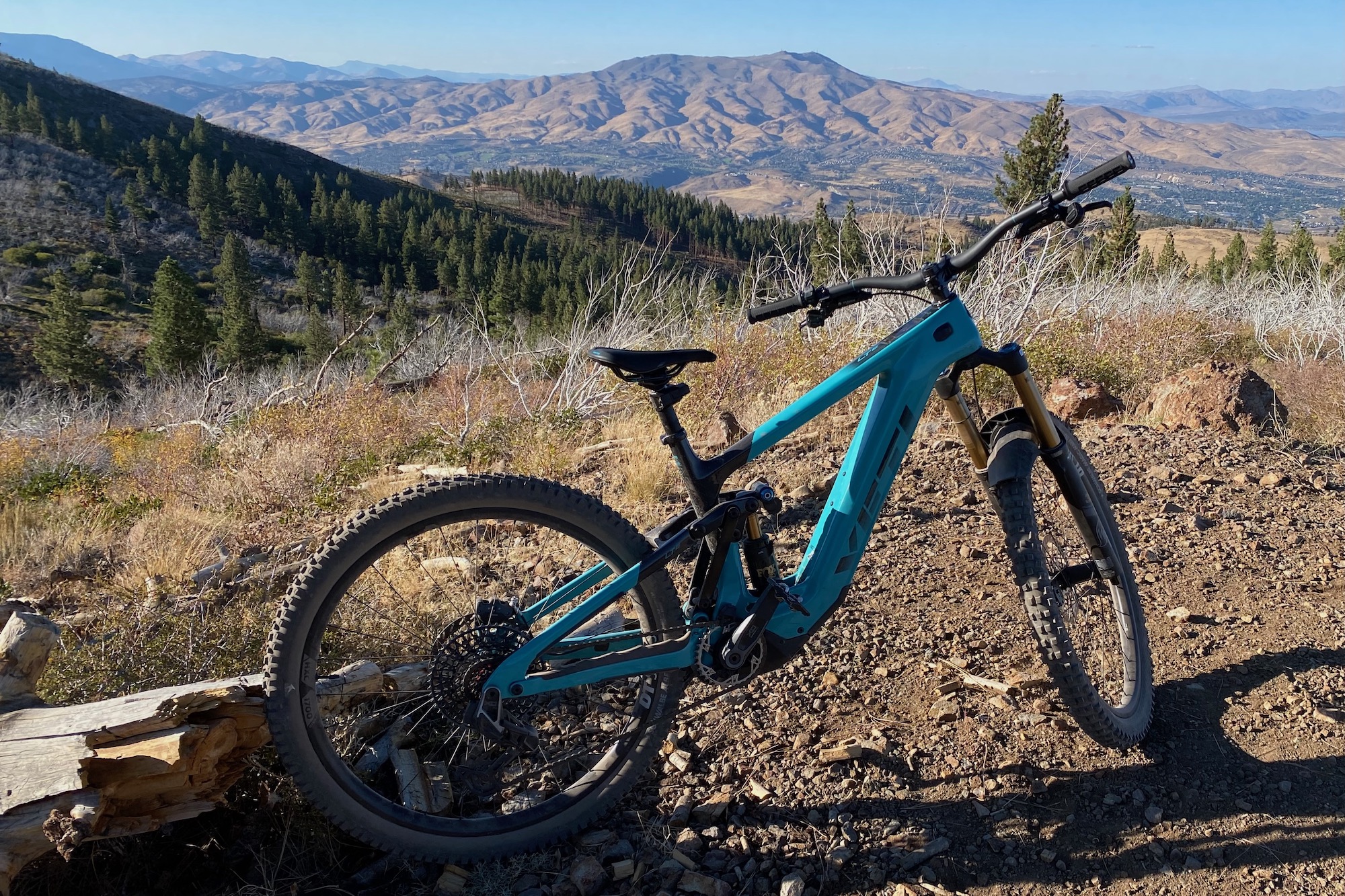 The Yeti LTe with the RockShox Reverb AXS sitting on another mountain top. 
