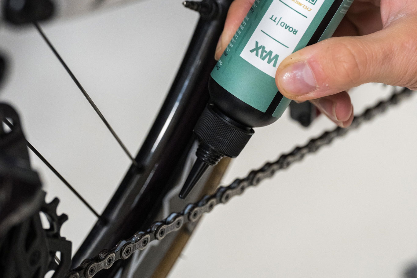 CyclingCeramic Adds Ceramic “Micro Bearings” to Wax Chain Lube