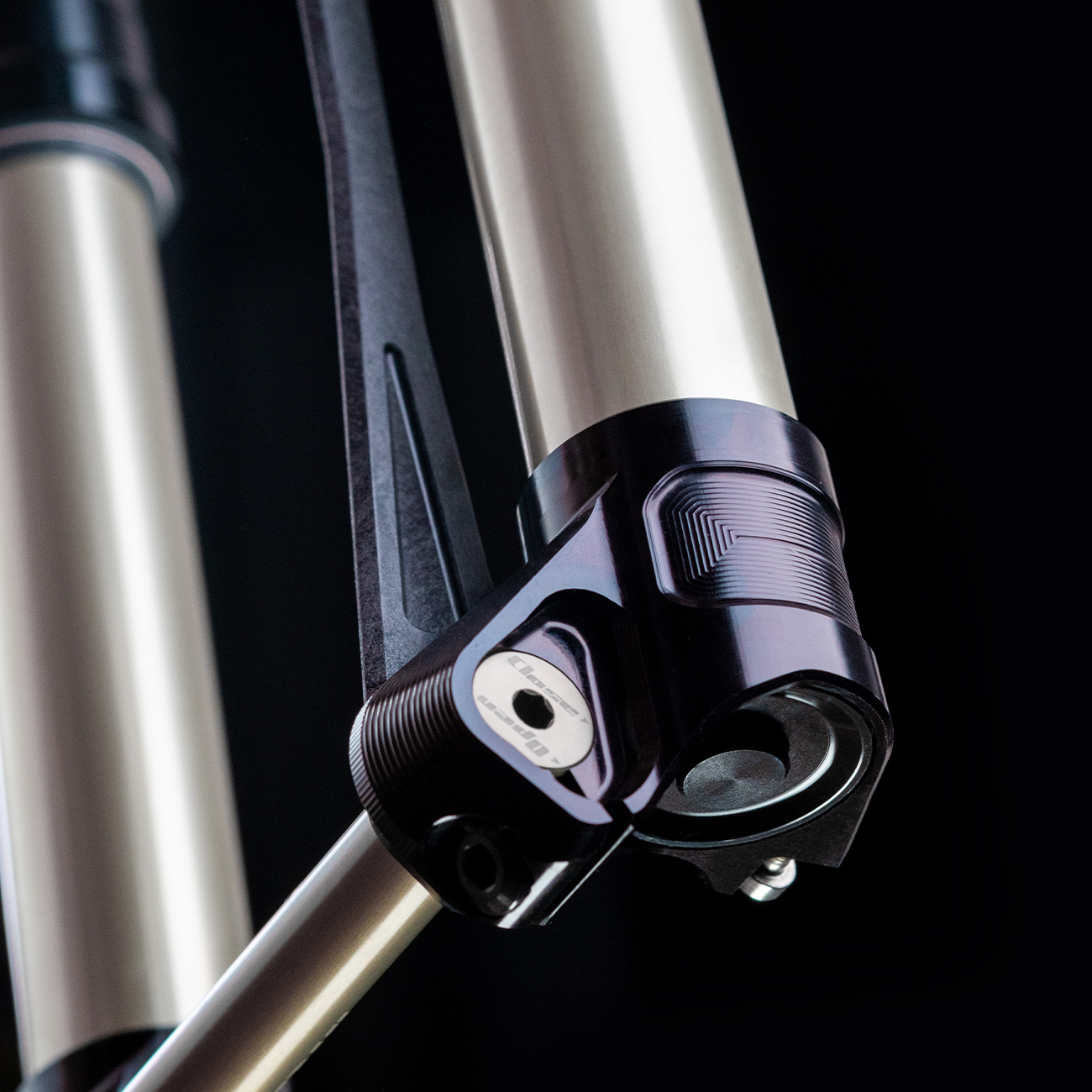 close up of the dropouts on the Intend Edge 32 enduro fork