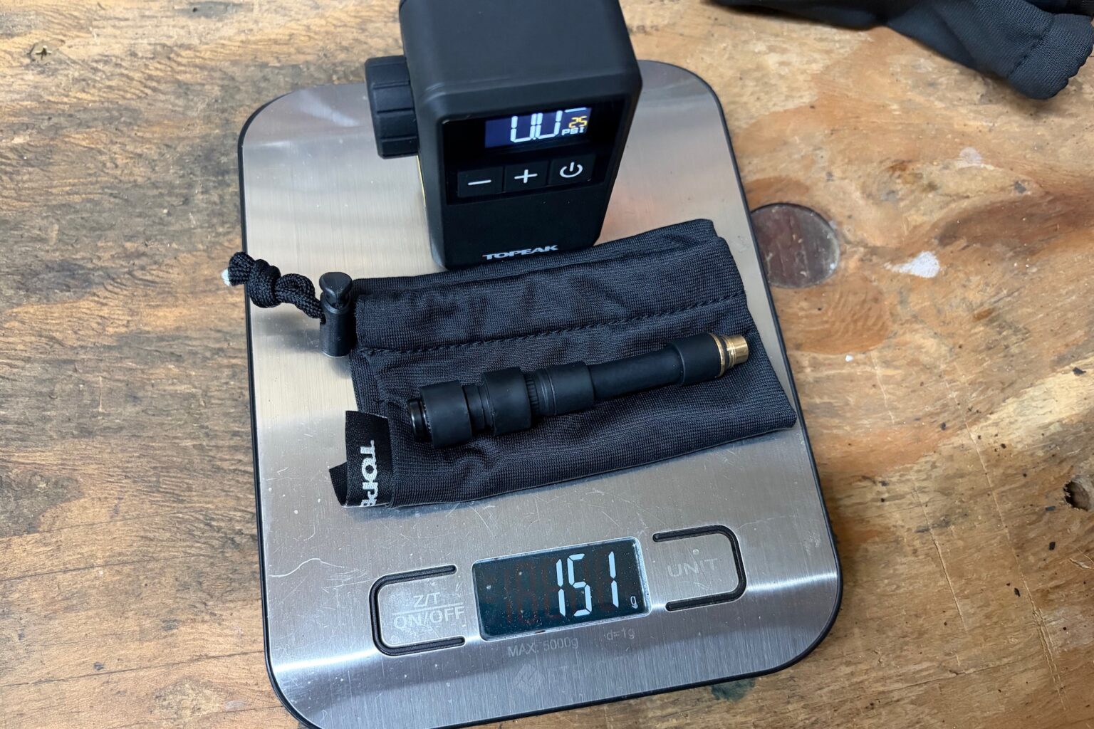 The E-Booster Mini on the scale with the extenson hose and storage bag