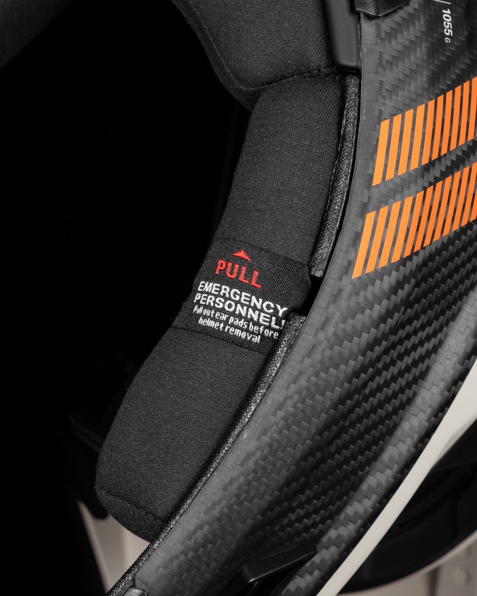 studio image showing the removable cheek pads in the Fixer 2Vi MIPS helmet