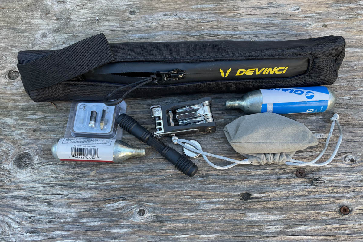 Devinci Spartan 2026, tools with bag