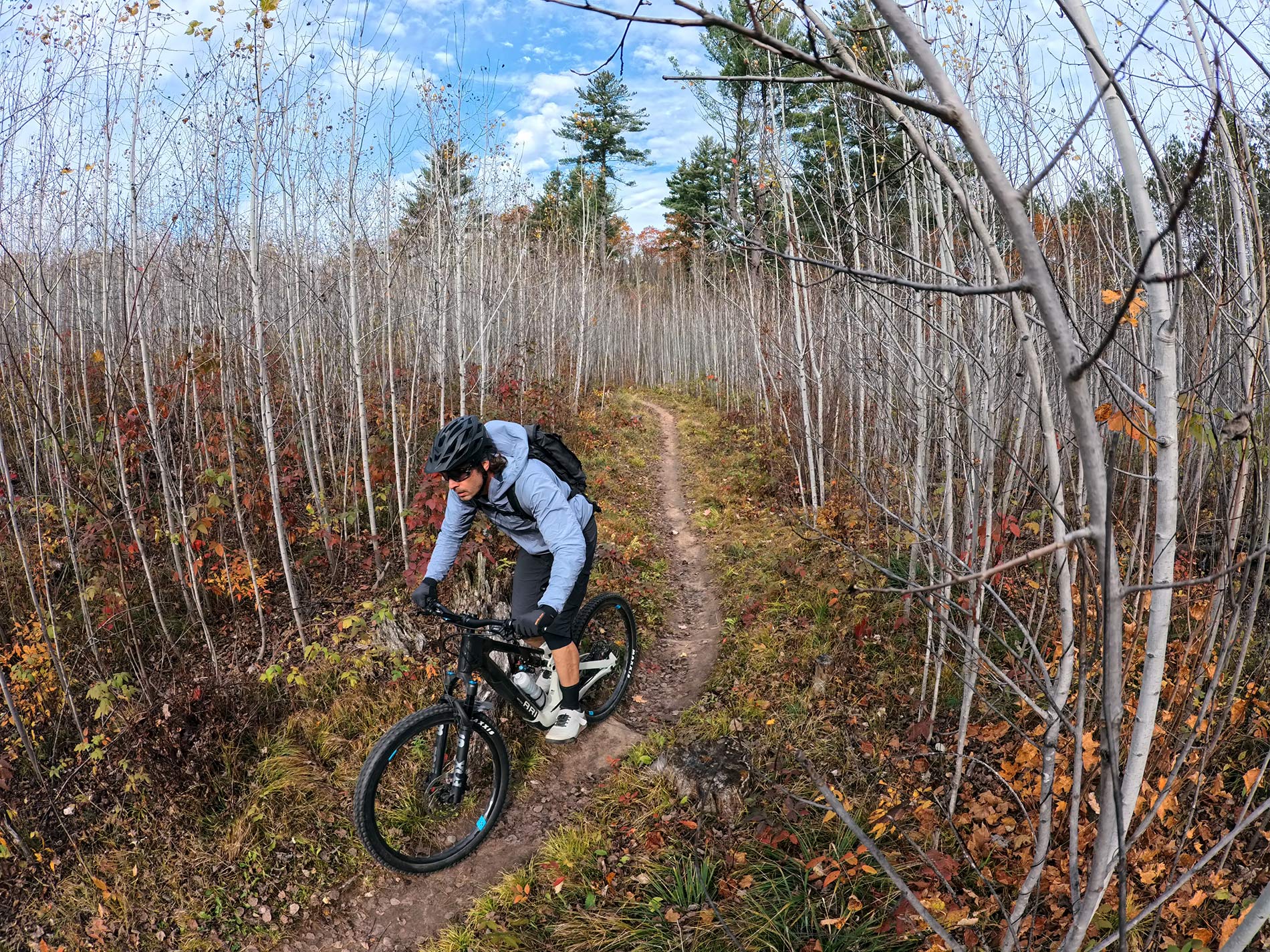Ari Nebo Peak e-MTB Review: Light Weight eMTB Covers All the Bases (&Velocio Ultrapack Insulated Hoo Damp Ridesof Ground) Recon Backpack Review: Solid Options for Cold & Damp Rides 7 mountain biker riding ari nebo peak eMTB.