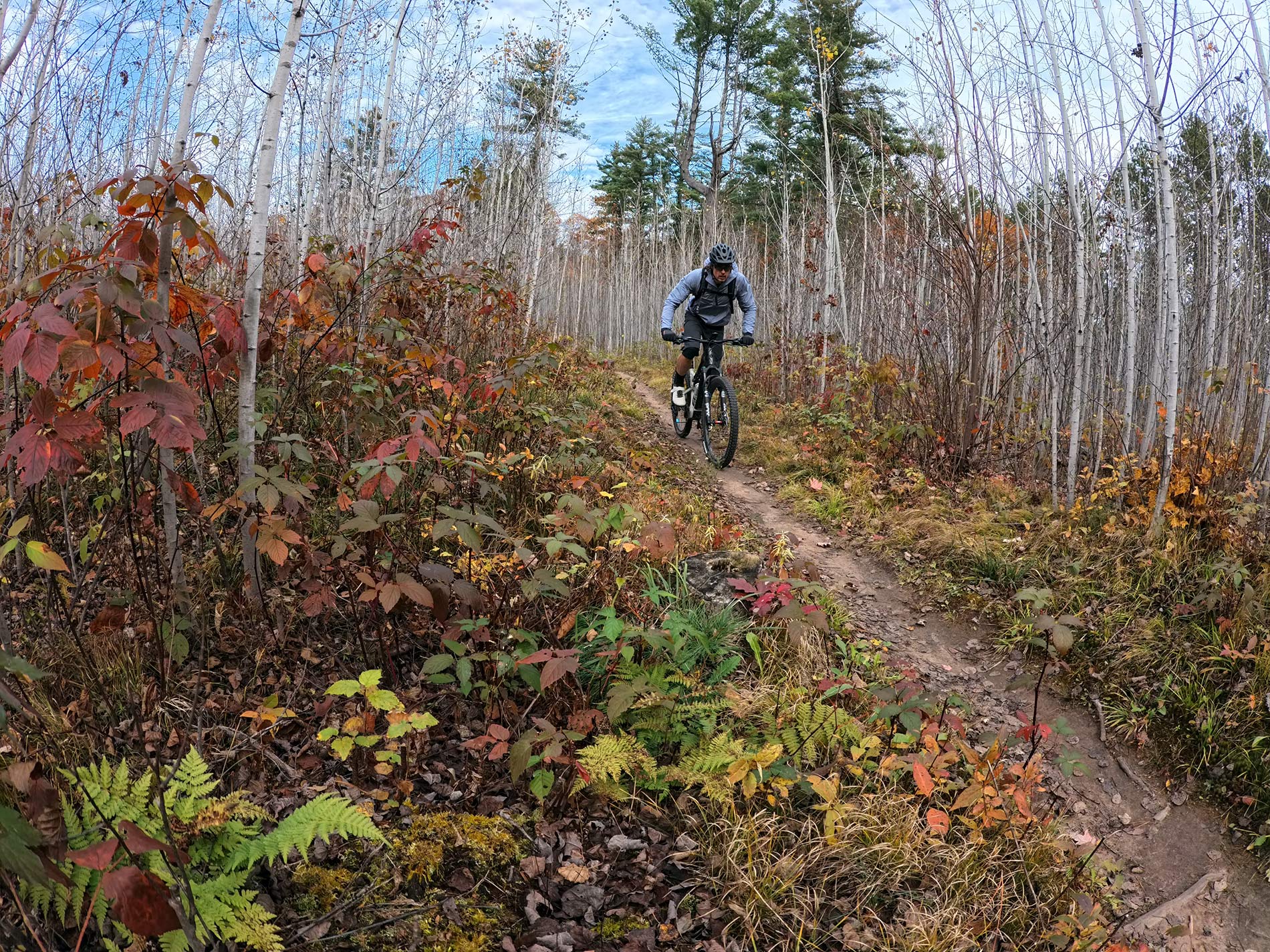Ari Nebo Peak e-MTB Review: Light Weight eMTB Covers All the Bases (&Velocio Ultrapack Insulated Hoo Damp Ridesof Ground) Recon Backpack Review: Solid Options for Cold & Damp Rides 15 mountain biker riding ari nebo peak eMTB.
