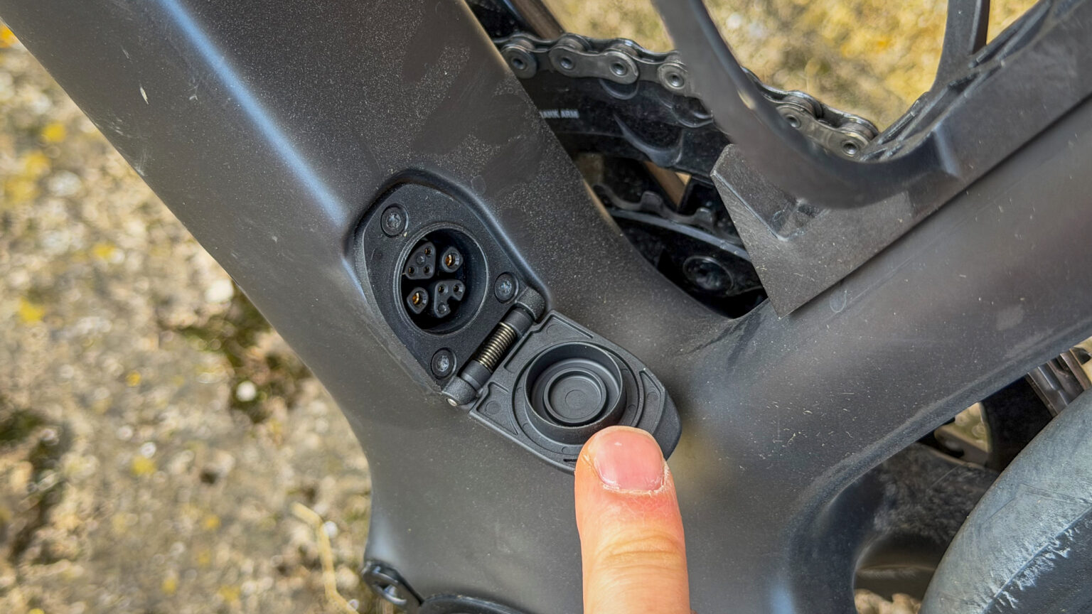 Teammachine 01 AMP charging port