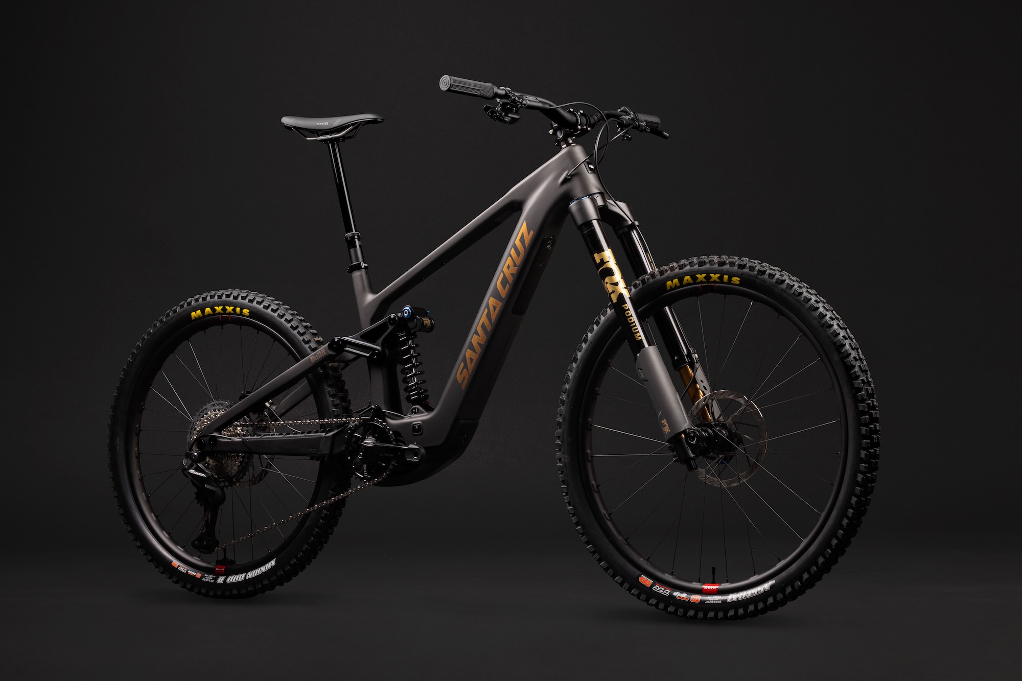 studio image of the Santa Cruz Bullit CC in Matte Carbon with the new XT Di2 Podium build.