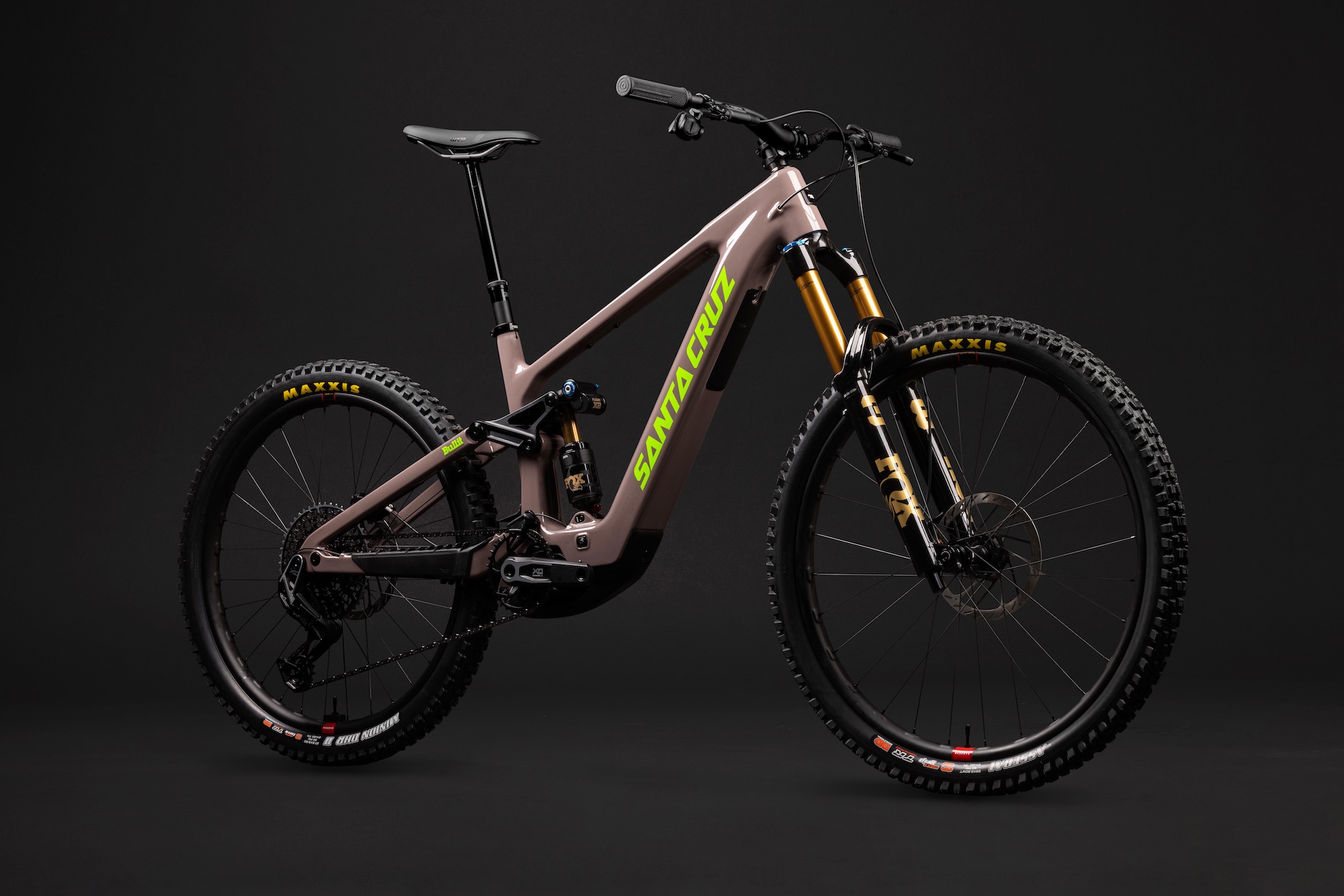 studio image of the Santa Cruz Bullit CC in Gloss Purple Smoke with the new XO build.