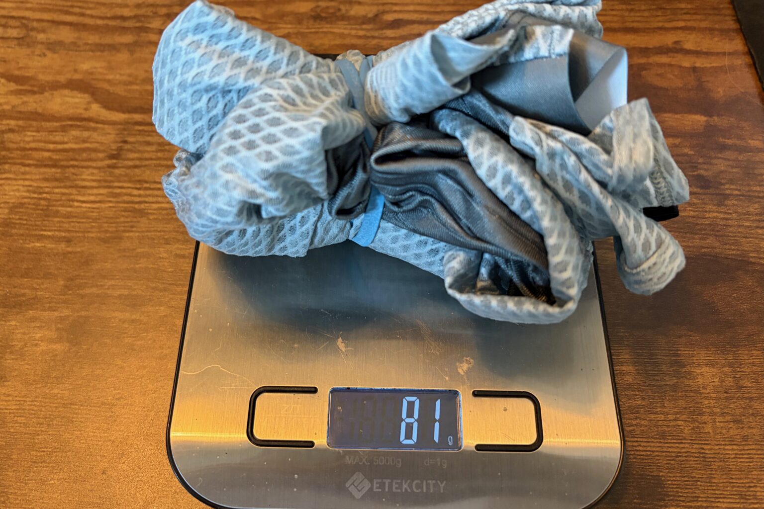 the Pi Black Mesh Jersey on a scale with a weight of 81g in a size medium.