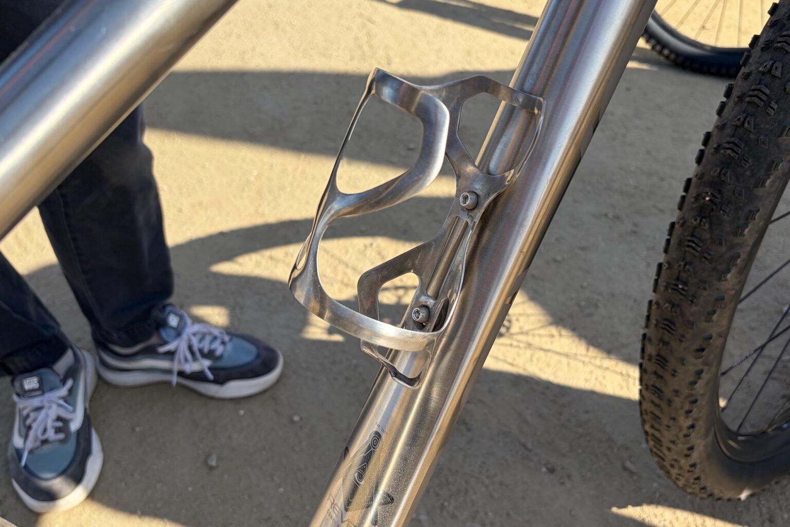detail shot of the 3d-printed titanium bottle cage on the Revel ti frame