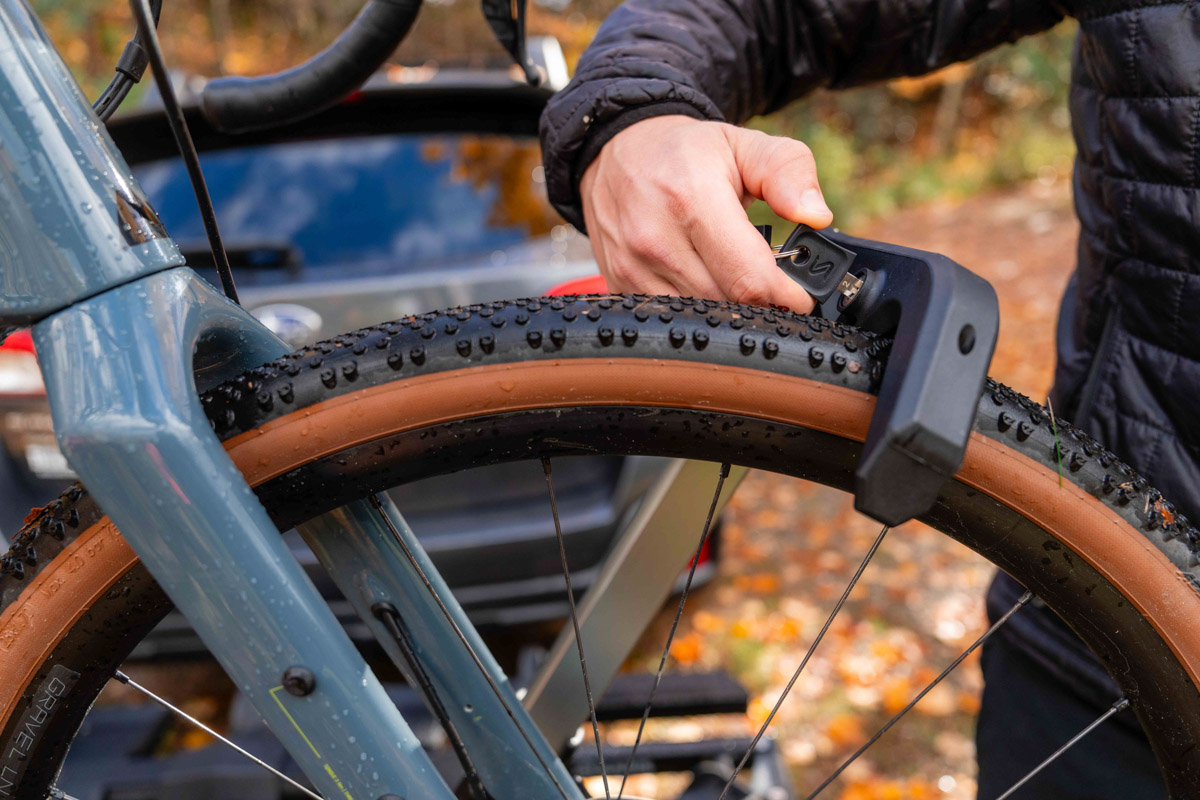 Saris SuperClamp G4 Hitch Rack, wheel arm