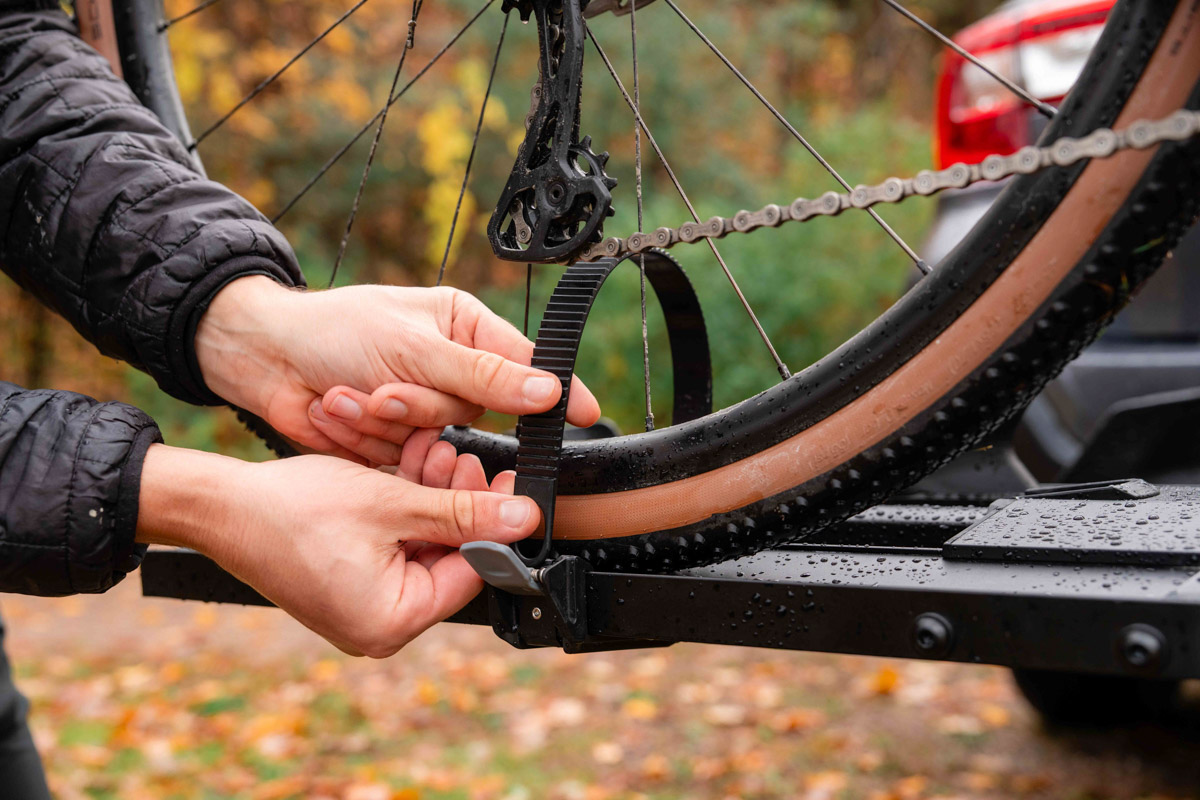 Saris SuperClamp G4 Hitch Rack, rear wheel strap