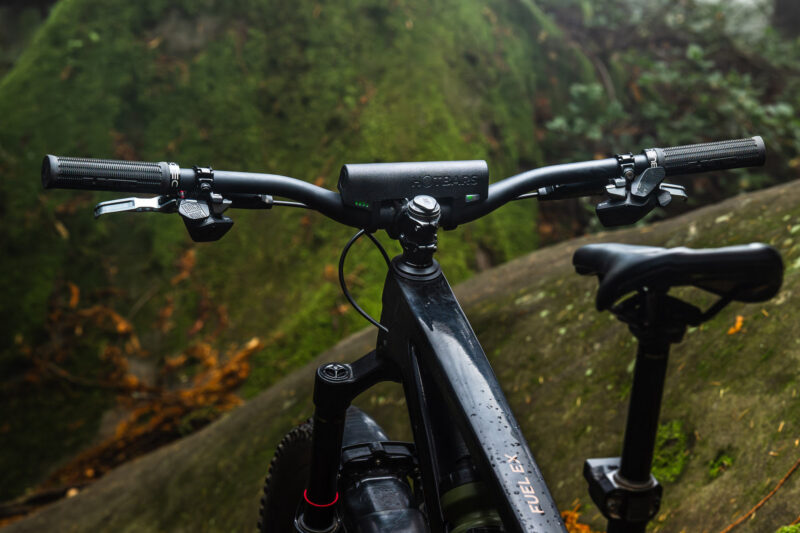 World’s First Heated Carbon Handlebars from Hotbars will Heat Any MTB Grip