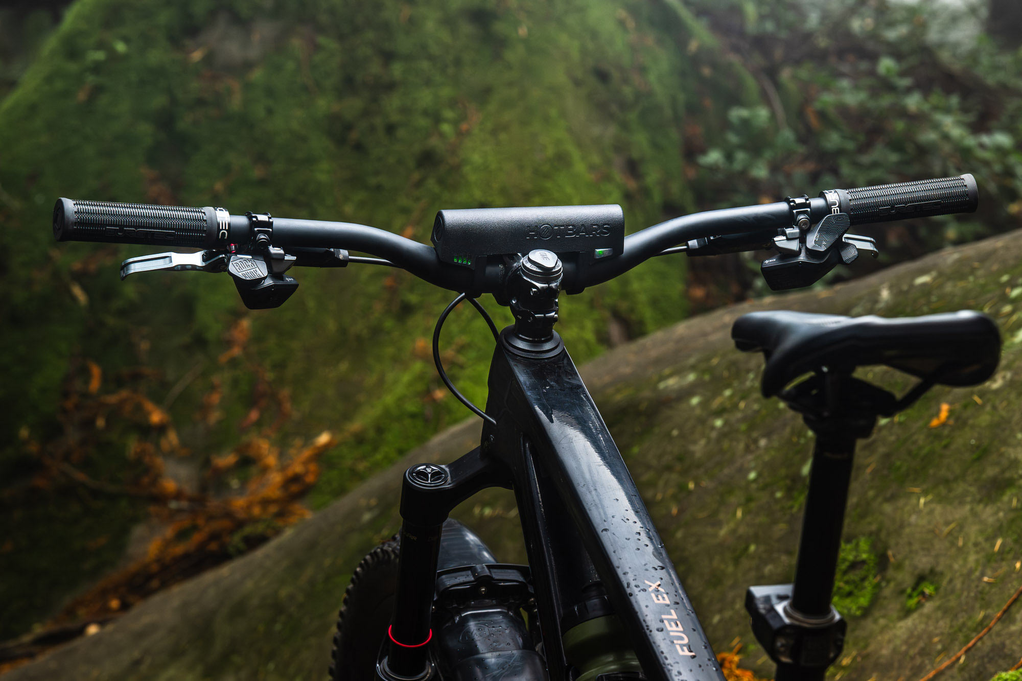 World’s First Heated Carbon Handlebars from Hotbars will Heat Any MTB Grip