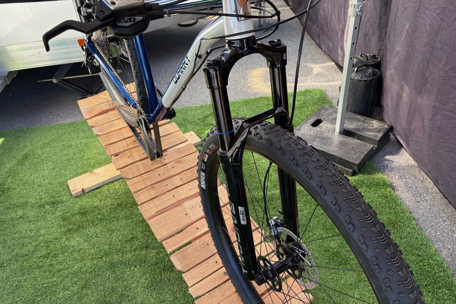 the Raidon fork viewed from the front