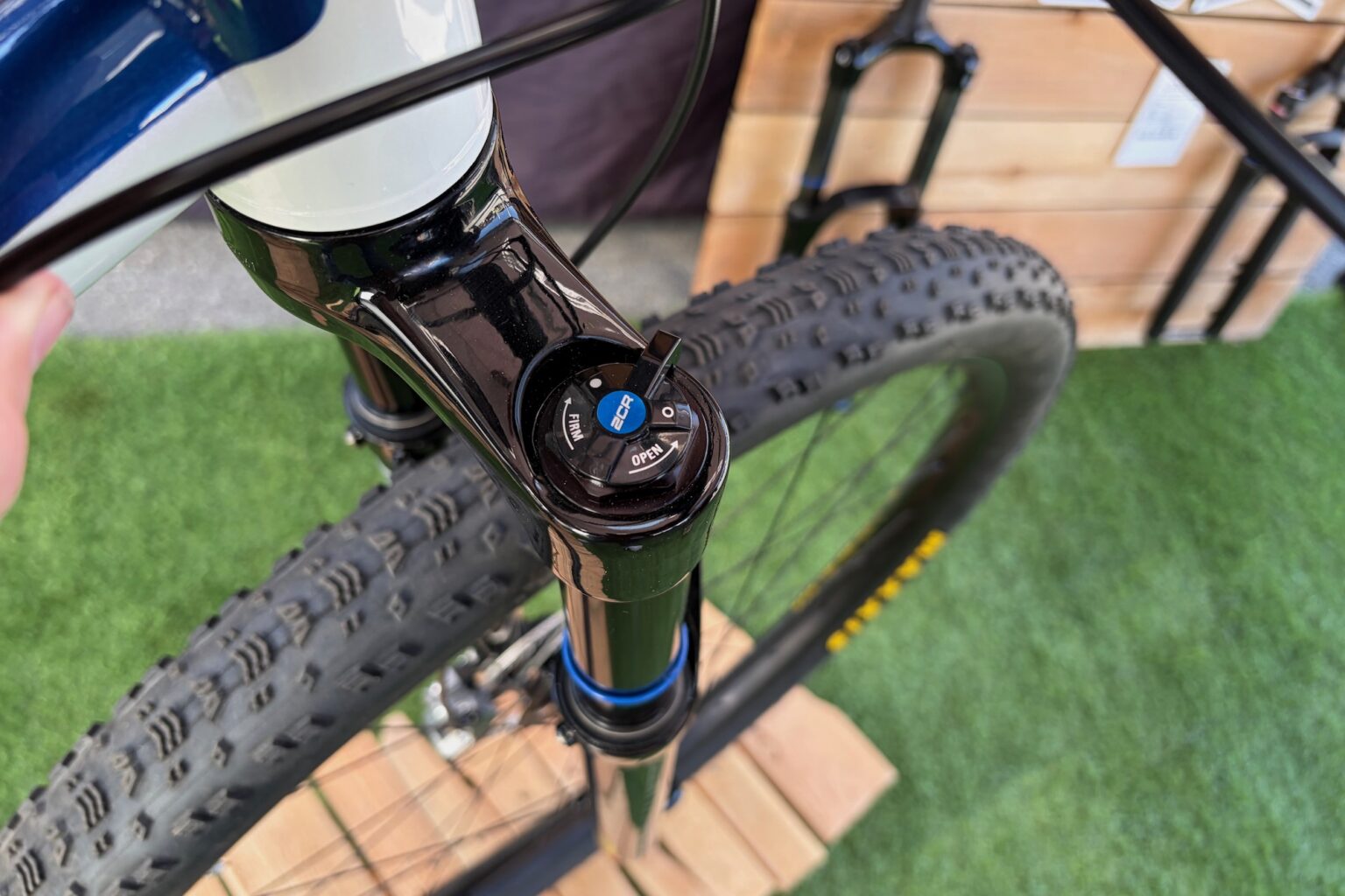 the damper and dial on the top of the Raidon fork