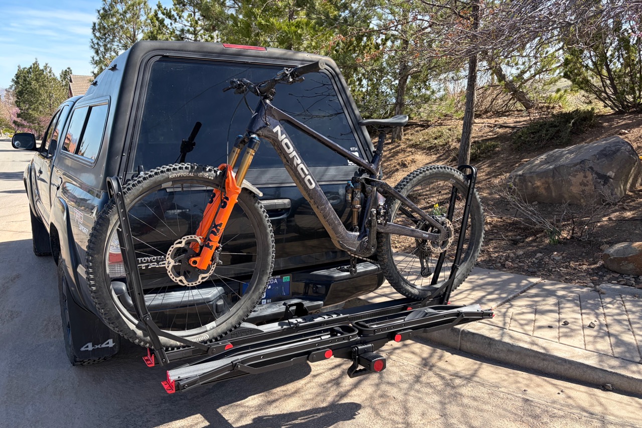 The Hollywood Racks Crosstrack with one eMTB loaded on the rack