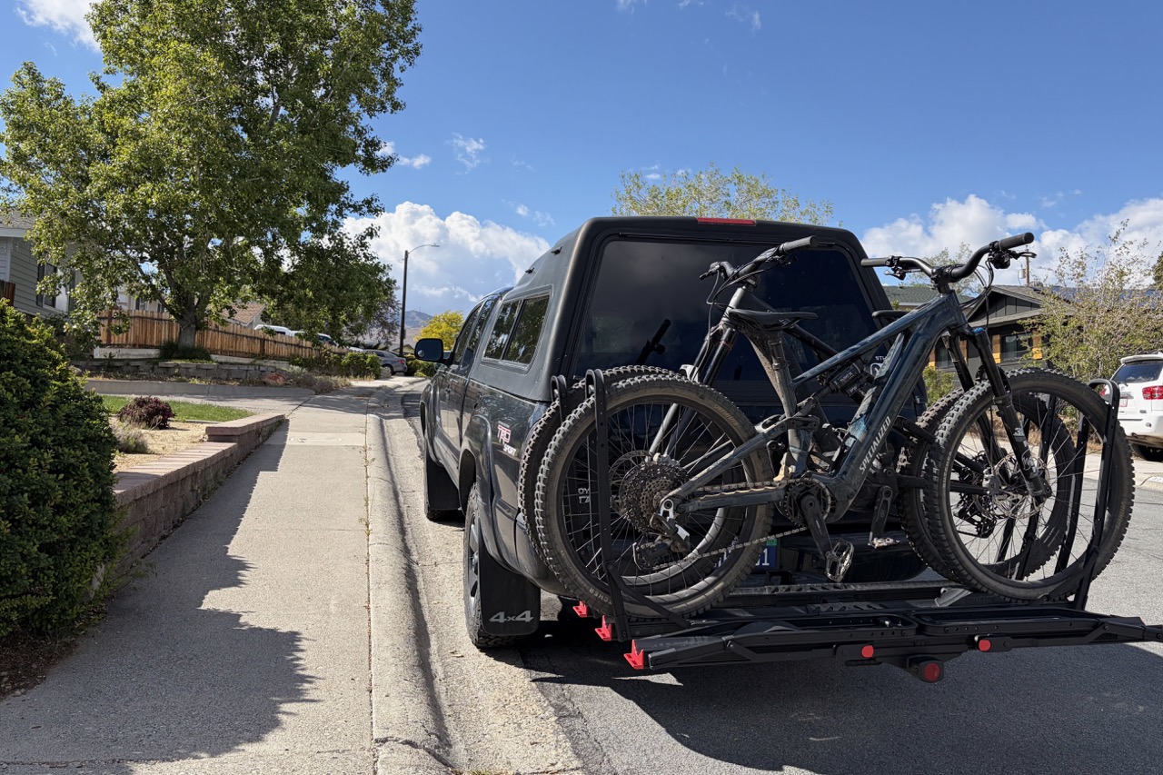 carrying 2 eMTBs with the Hollywood Crosstrack rack